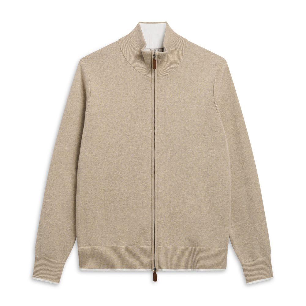 Frislid Nate Genser i Sharp Tan Brown, en komfortabel og stilig genser med brun farge og mykt stoff, vist på modell.