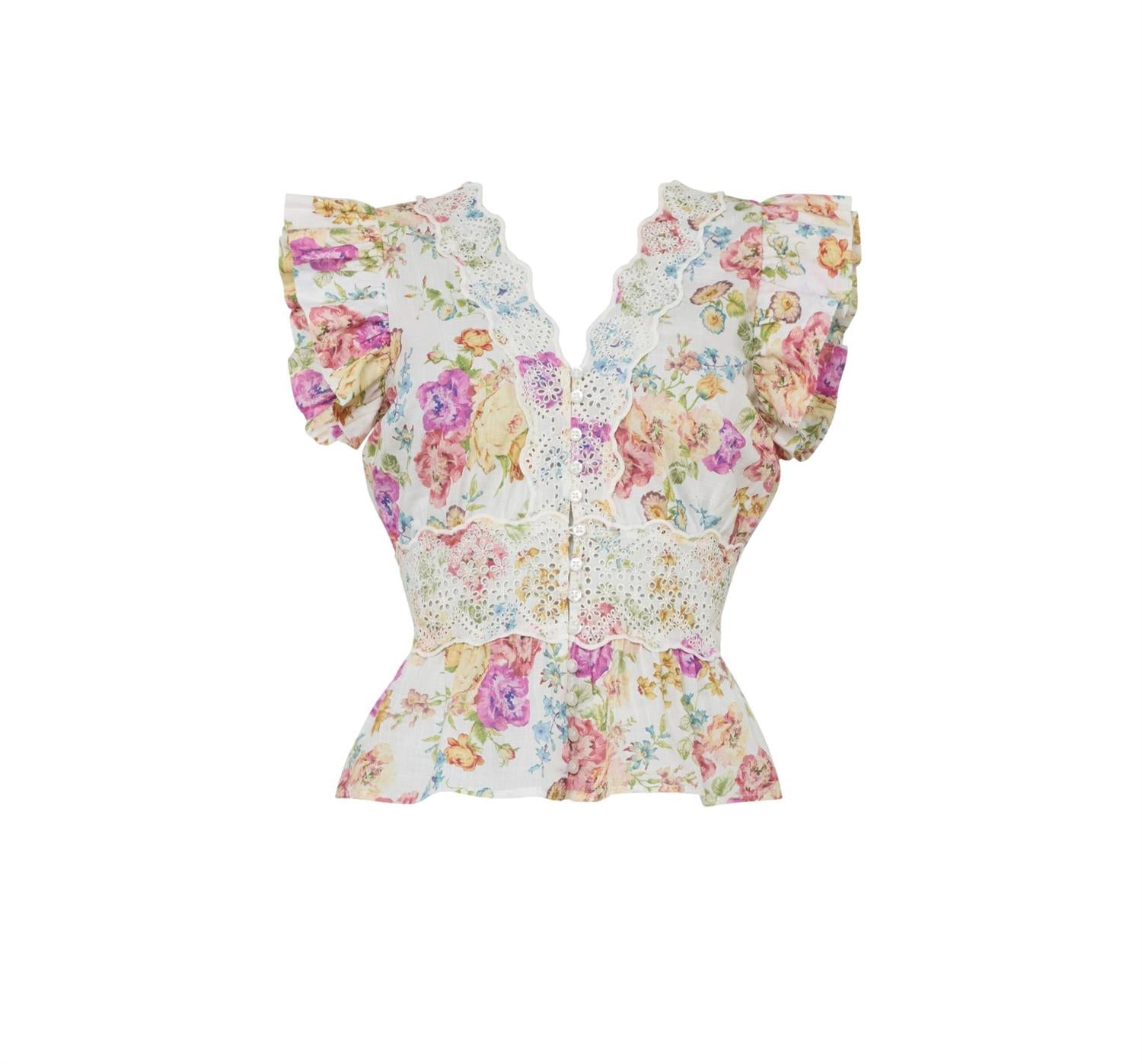 Lyst bluse fra By TiMo med blomsterdesign, bomullsstoff og flounce-krage, vist med blomstrete mønster og løs passform
