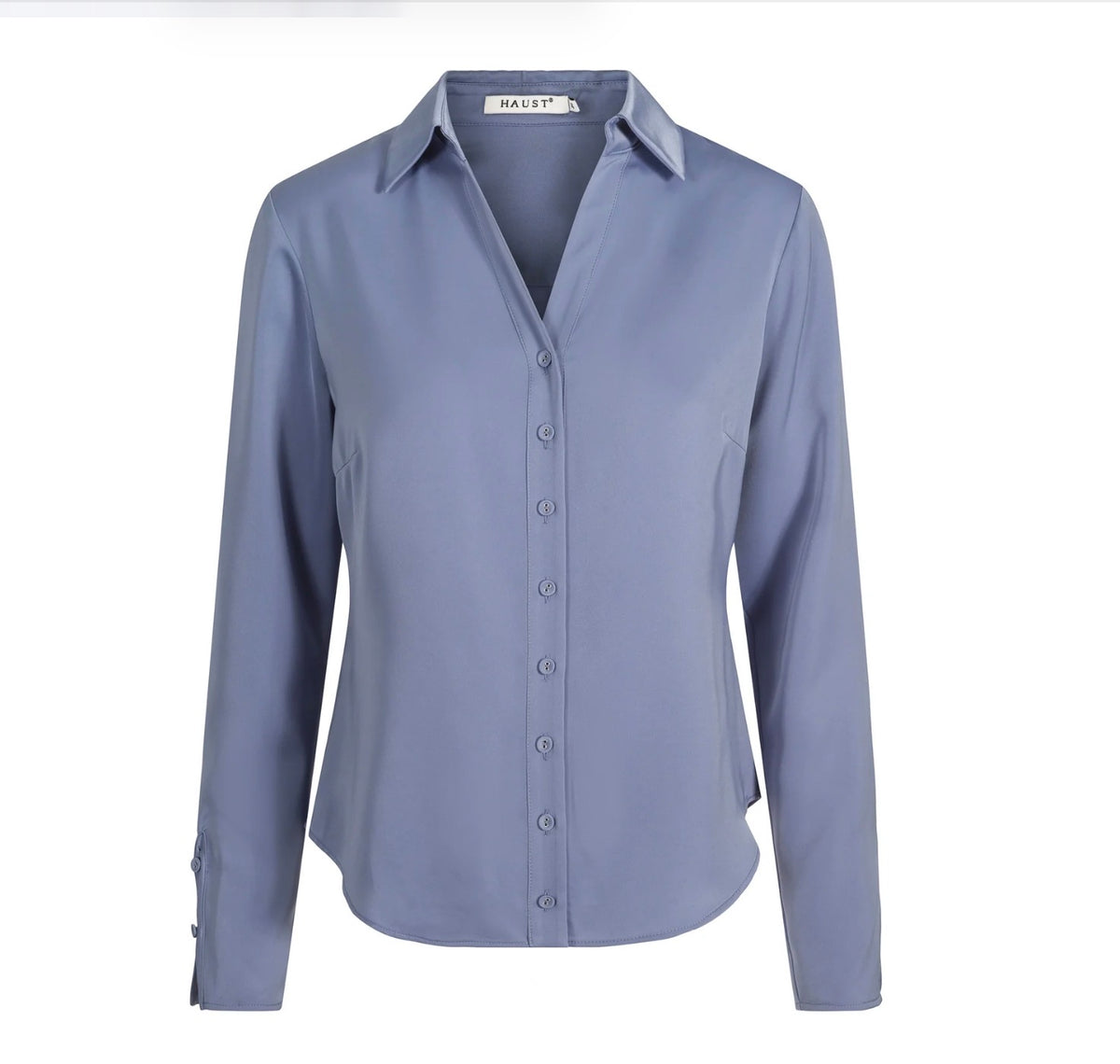 Lyseblå Haust bluse med detaljerte ermer og elegant passform, vist på modell.