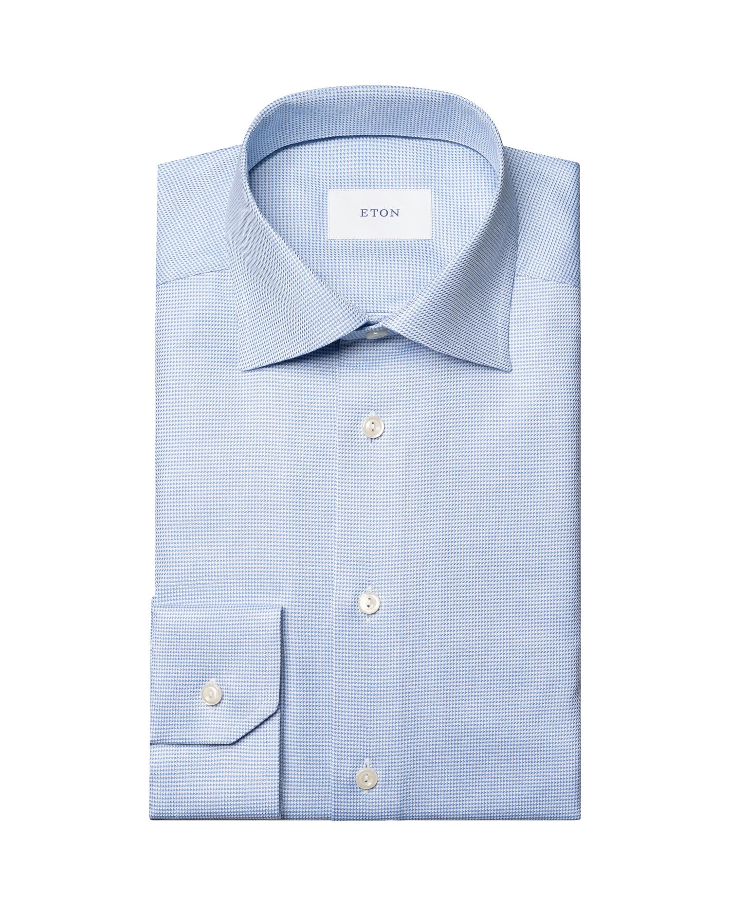 Lyseblå Eton skjorte i semi-solid twill med klassisk krage og knappelukking, perfekt for formelle og casual anledninger.
