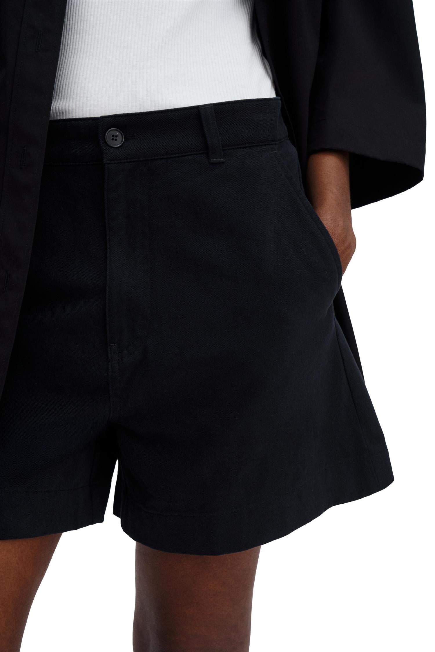Filippa K baggy bomullsshorts i svart, komfortabel og avslappet passform, synlig i bildet.