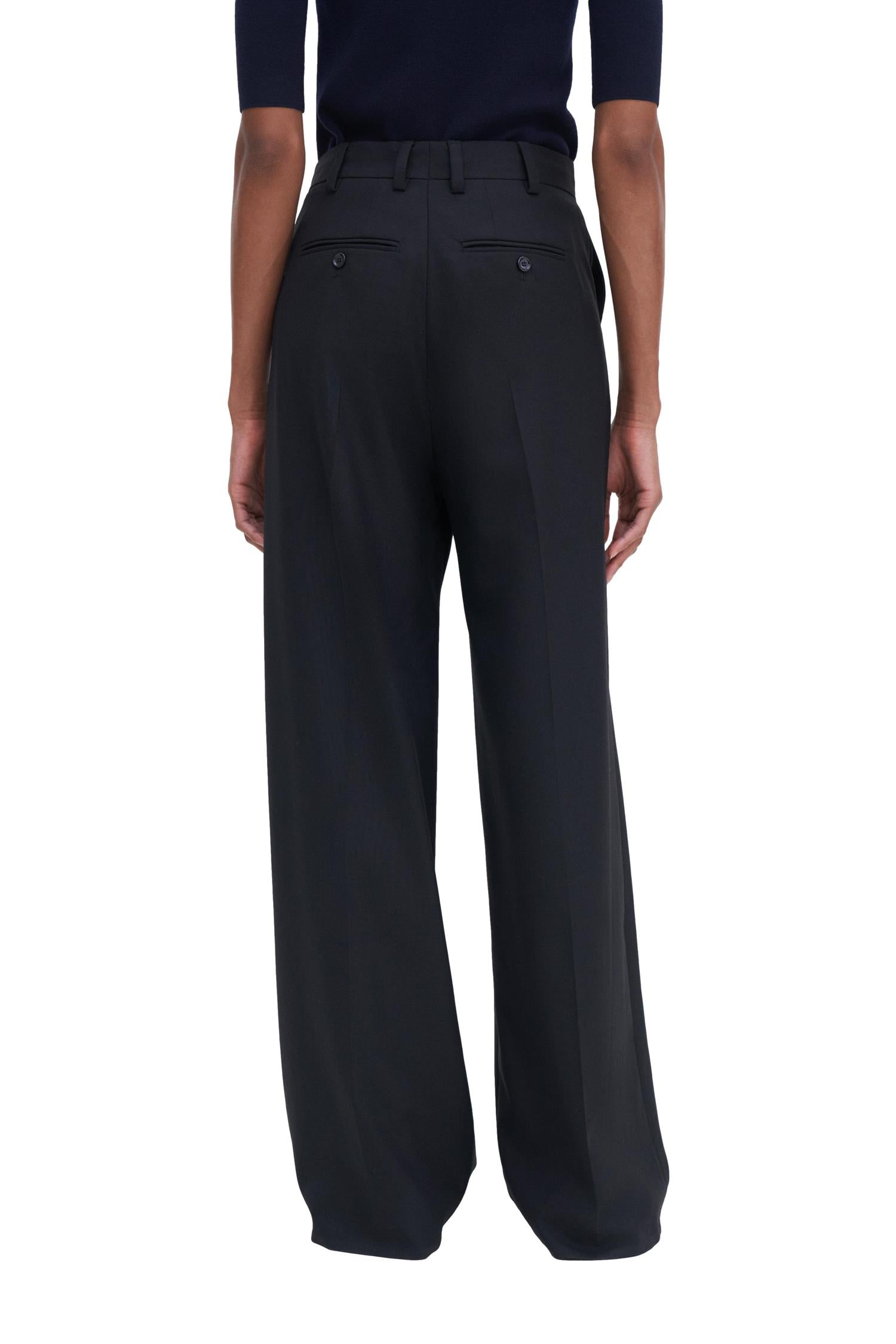 Sort Filippa K Darcey ullbukse med glatt stoff og rette ben, perfekt for en elegant og komfortabel look.