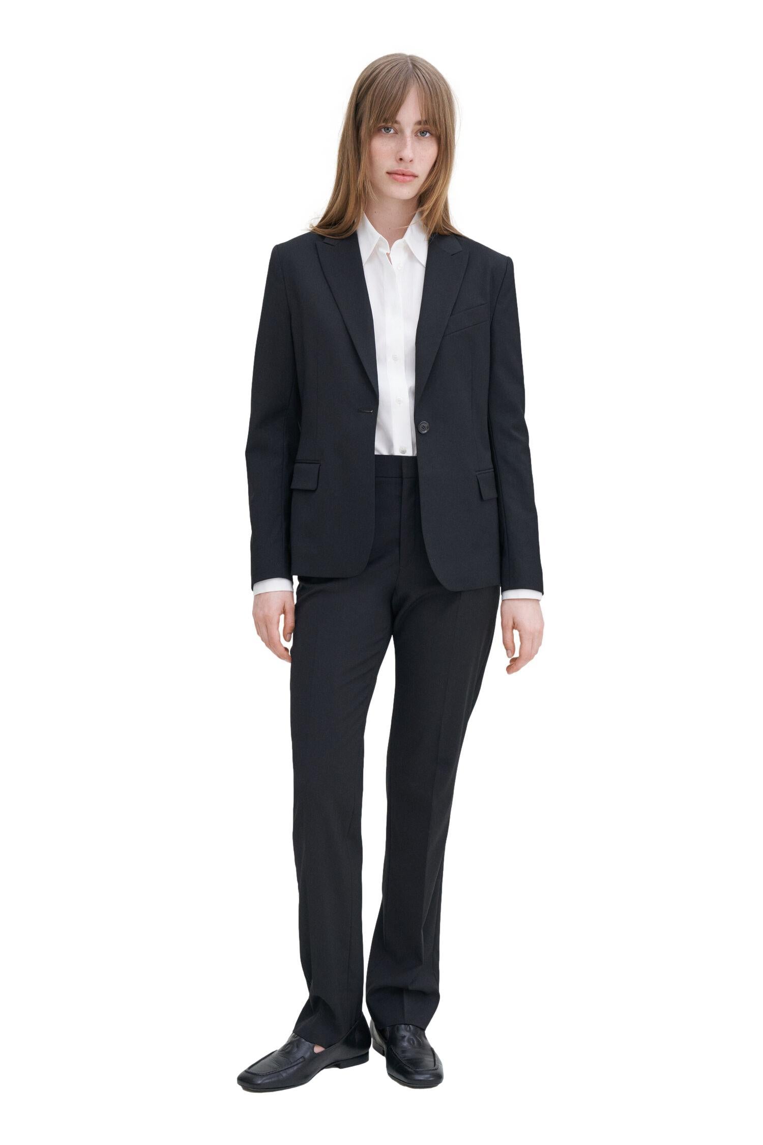 Filippa K Sasha kul ull blazer dressjakke i sort, med klassisk passform og elegant design, vist på modell.