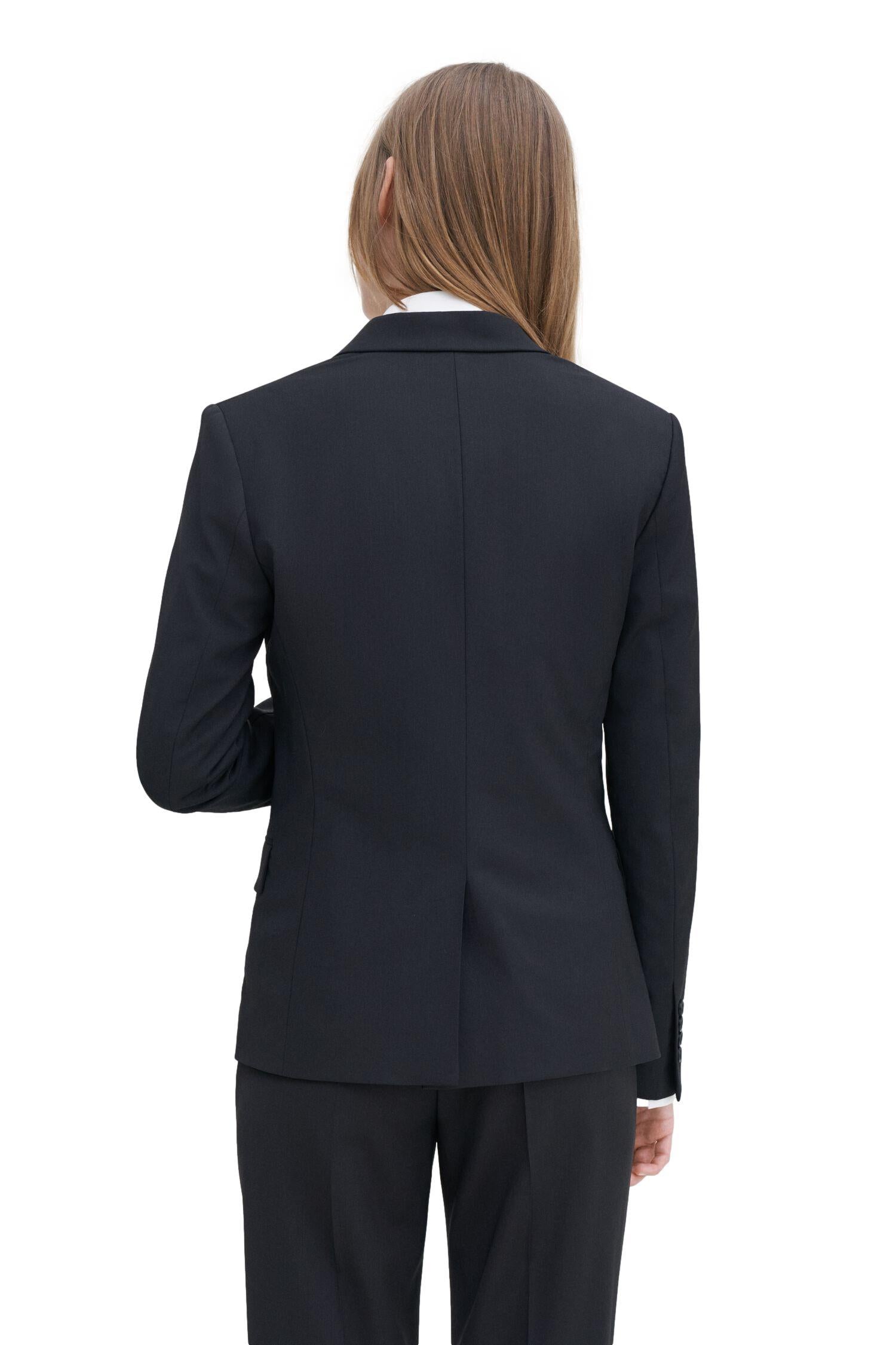 Filippa K Sasha kul ull blazer dressjakke i sort, vises med krage, knappelukking og lommer, elegant og moderne design