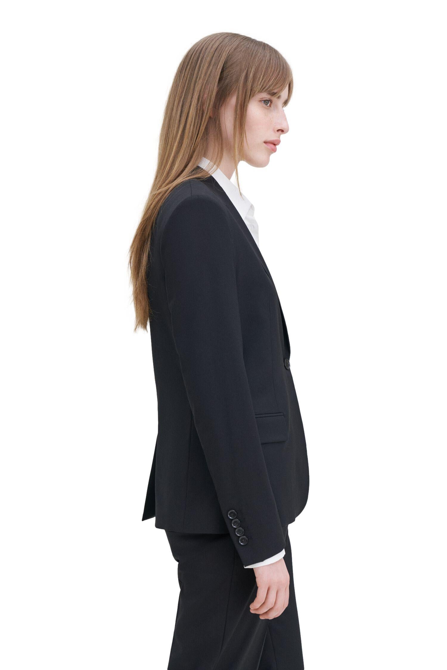 Filippa K Sasha kul ullblazer, sort dressjakke med klassisk passform og elegante detaljer, perfekt for stilfullt antrekk.