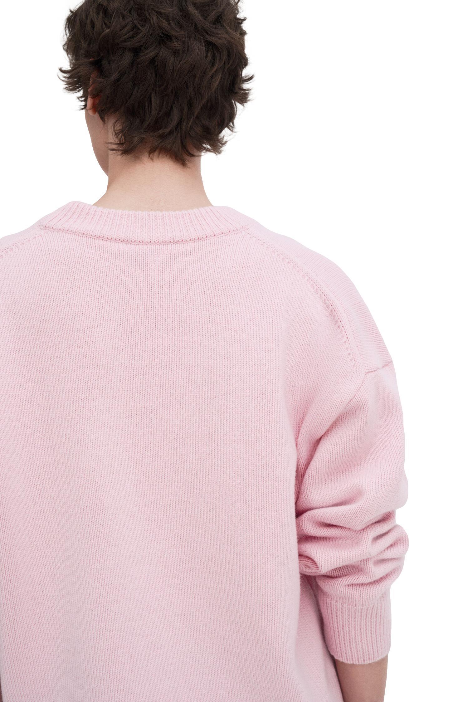 Filippa K ull- og kasjmirgenser i rosa med rund hals, myk og komfortabel, godt synlig i bilde.
