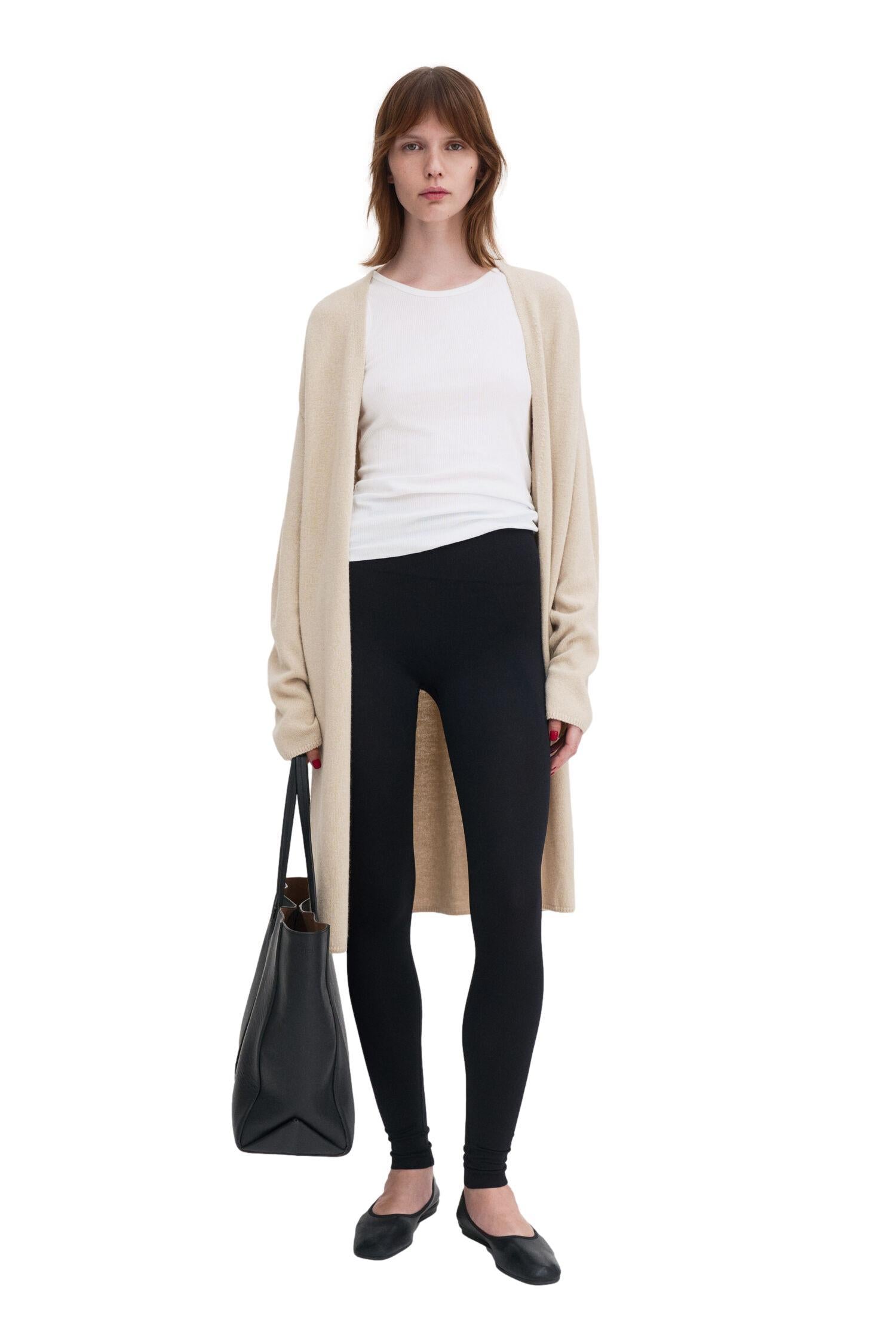 Filippa K lang ull- og kasjmircardigan i lys beige, myk og elegant med elegant passform og klassisk design.