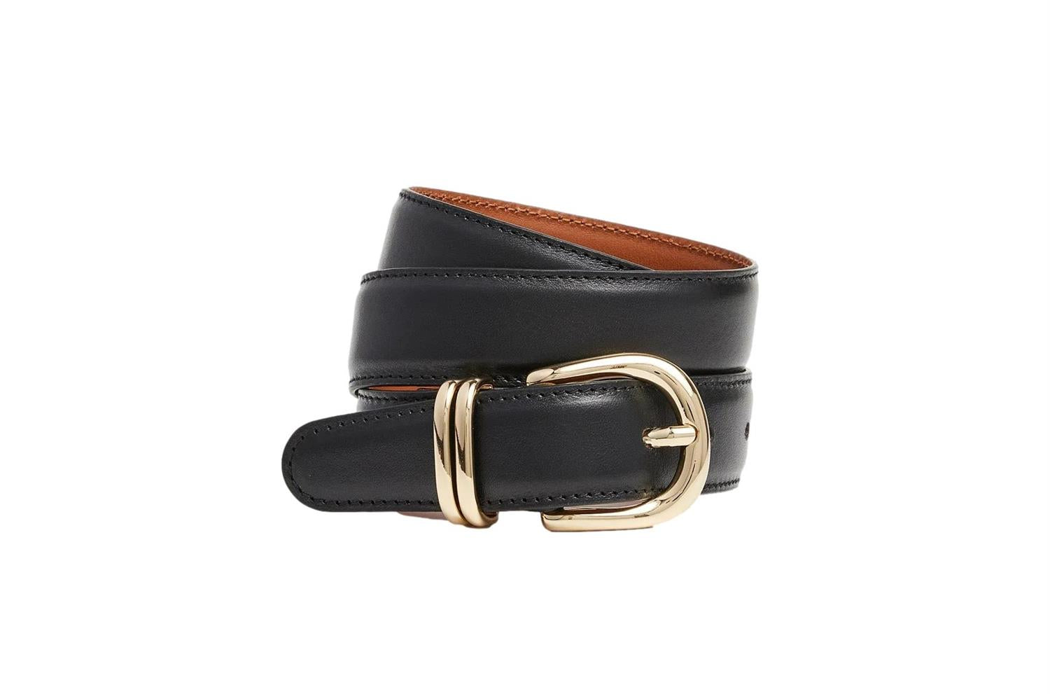 Sort lærbelte fra Flattered Beatrice, med tynn design og justerbar spenne. Perfekt til å style casual eller formelle antrekk.