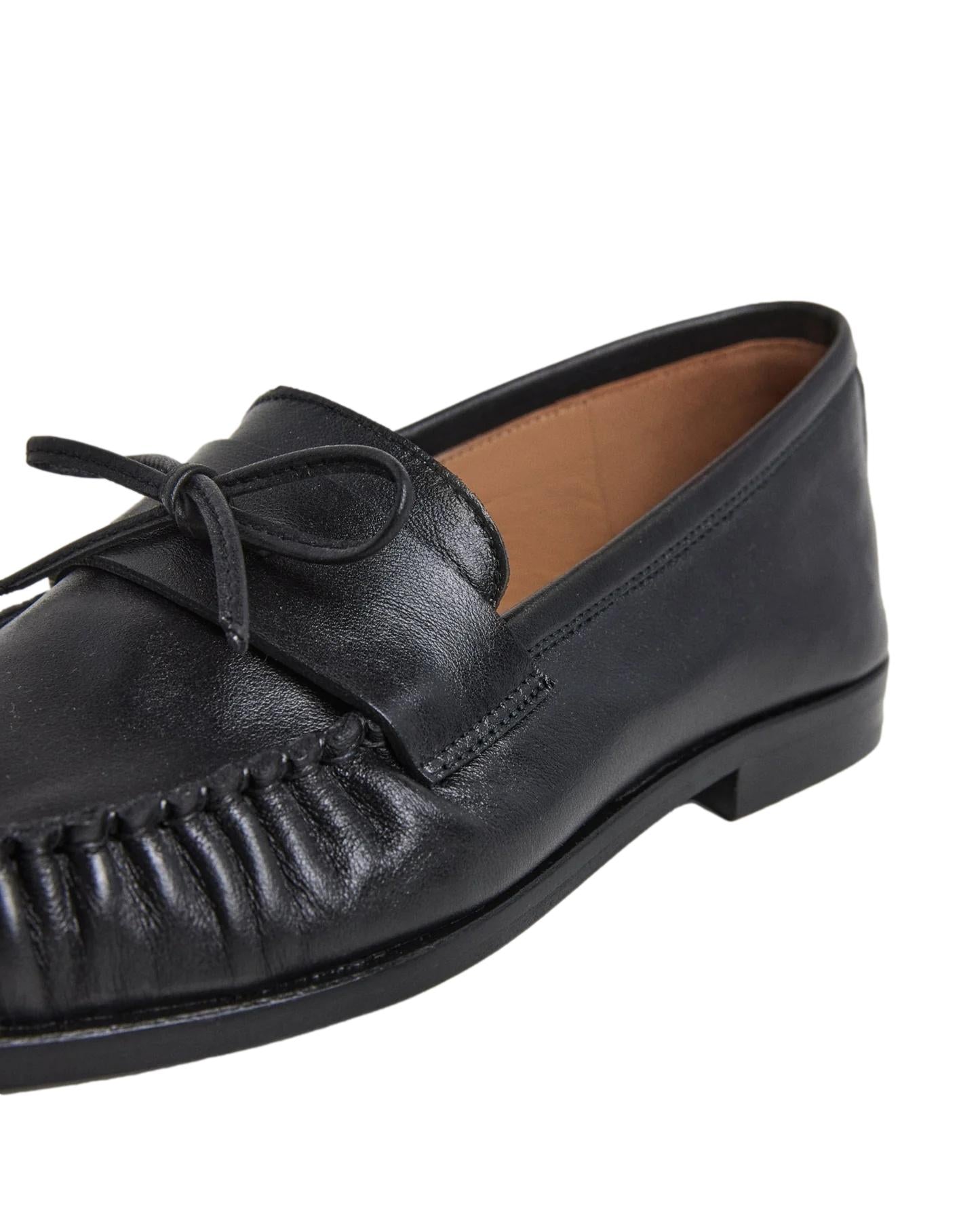 Sort Flattered Dylan skinnsko for kvinner, nærbilde som viser lakkert svart lær og elegante designdetaljer.