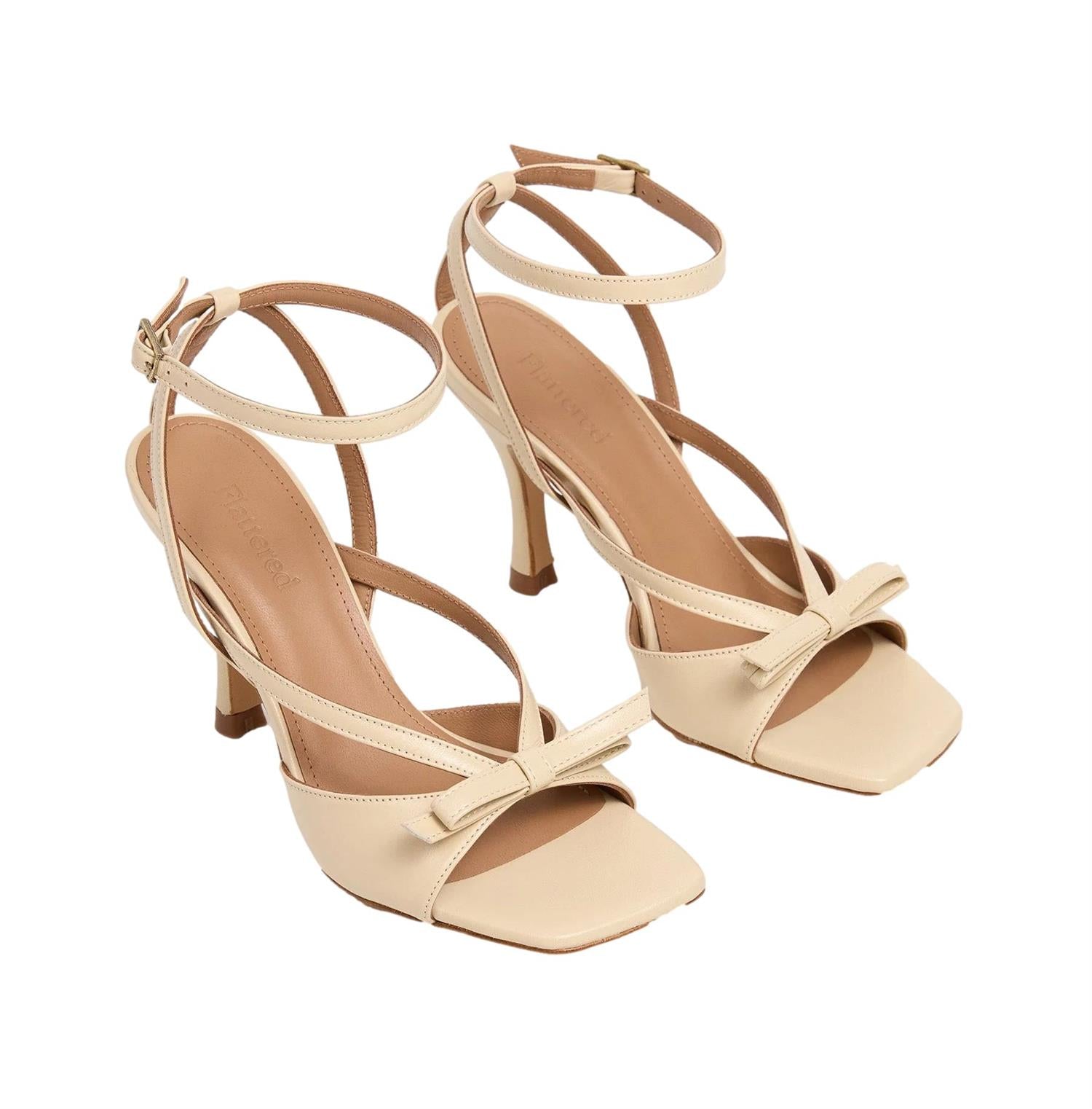 Flattered Margo skinnsko i lys-beige med myk overflate og elegant design, perfekt for hverdagsbruk og spesielle anledninger.