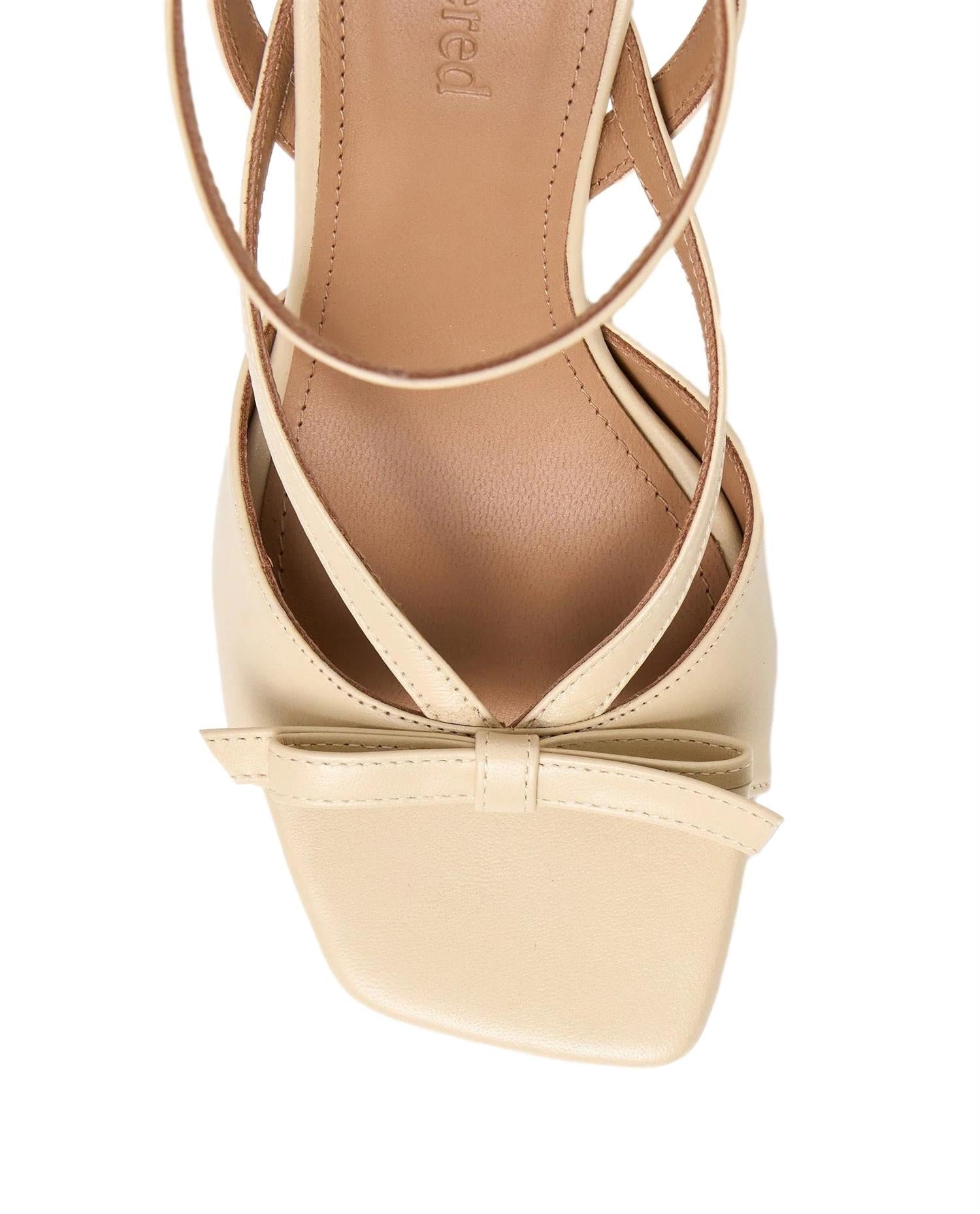 Lys beige Flattered Margo lærskinnesko med avrundet tå og lave hæler, elegant og komfortabel skodesign, sett forfra