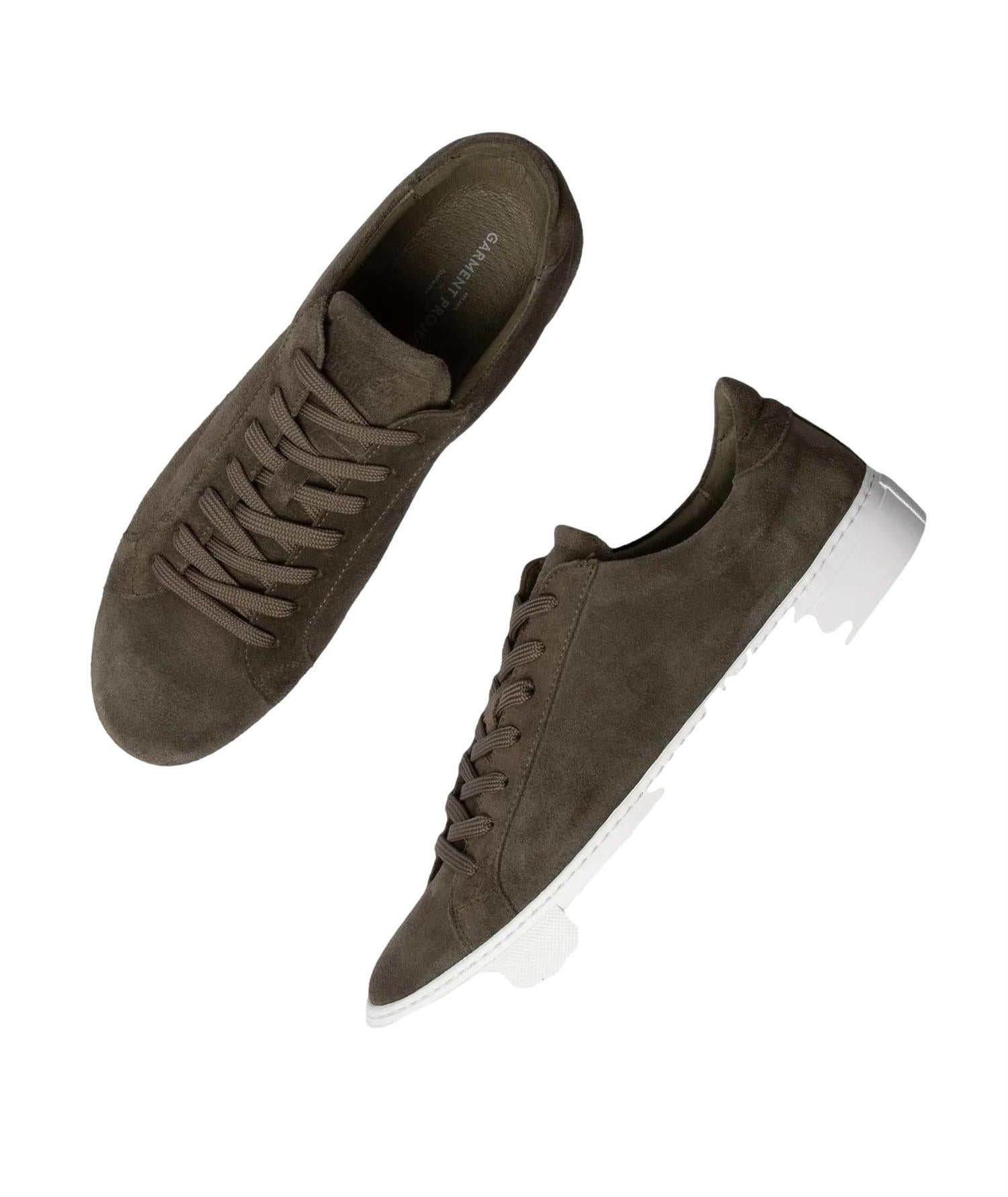 Mørkegrønne Bosco suede sko fra Garment Project, nært bilde av elegante, myke skinnsko for menn.