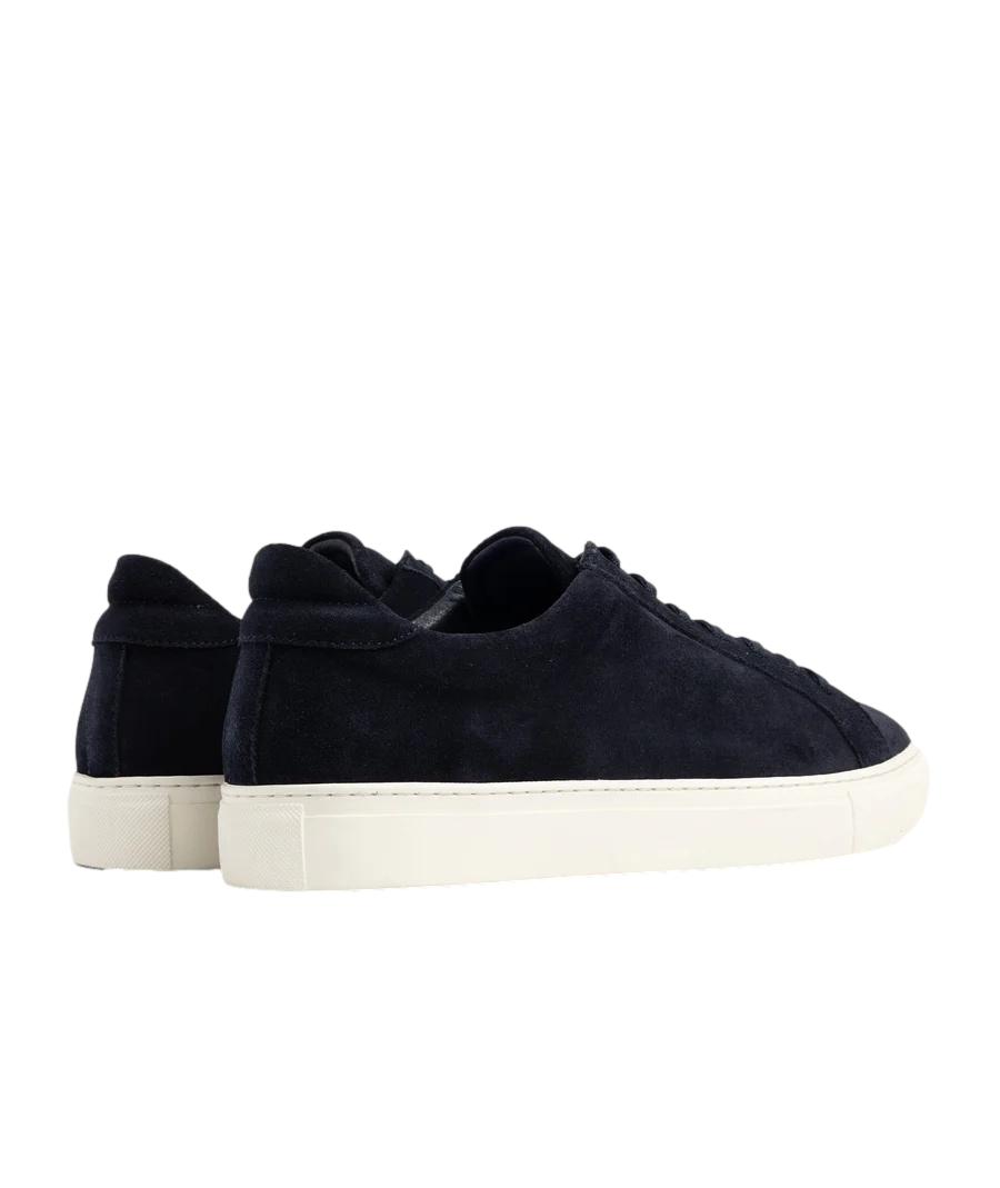 Navy suede sko fra Garment Project med marinefarge og elegant design, vist fra siden.