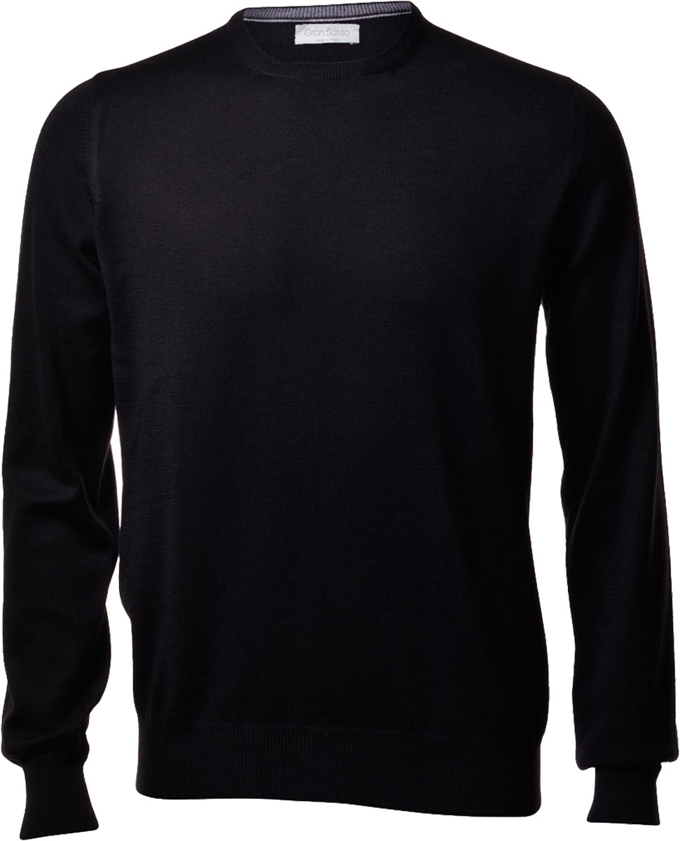 Sort Gran Sasso Paricollo genser i mykt stoff med rund hals, vist på modell. Elegant og komfortabel genser for hverdagsbruk.