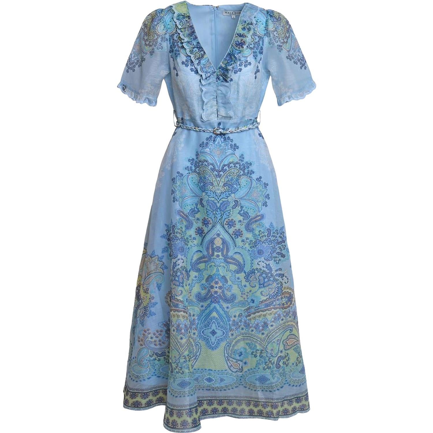 Blå Hale Bob Micah lang kjole i silk og lin, elegant og flytende med blomsterprint, vist på modellen.