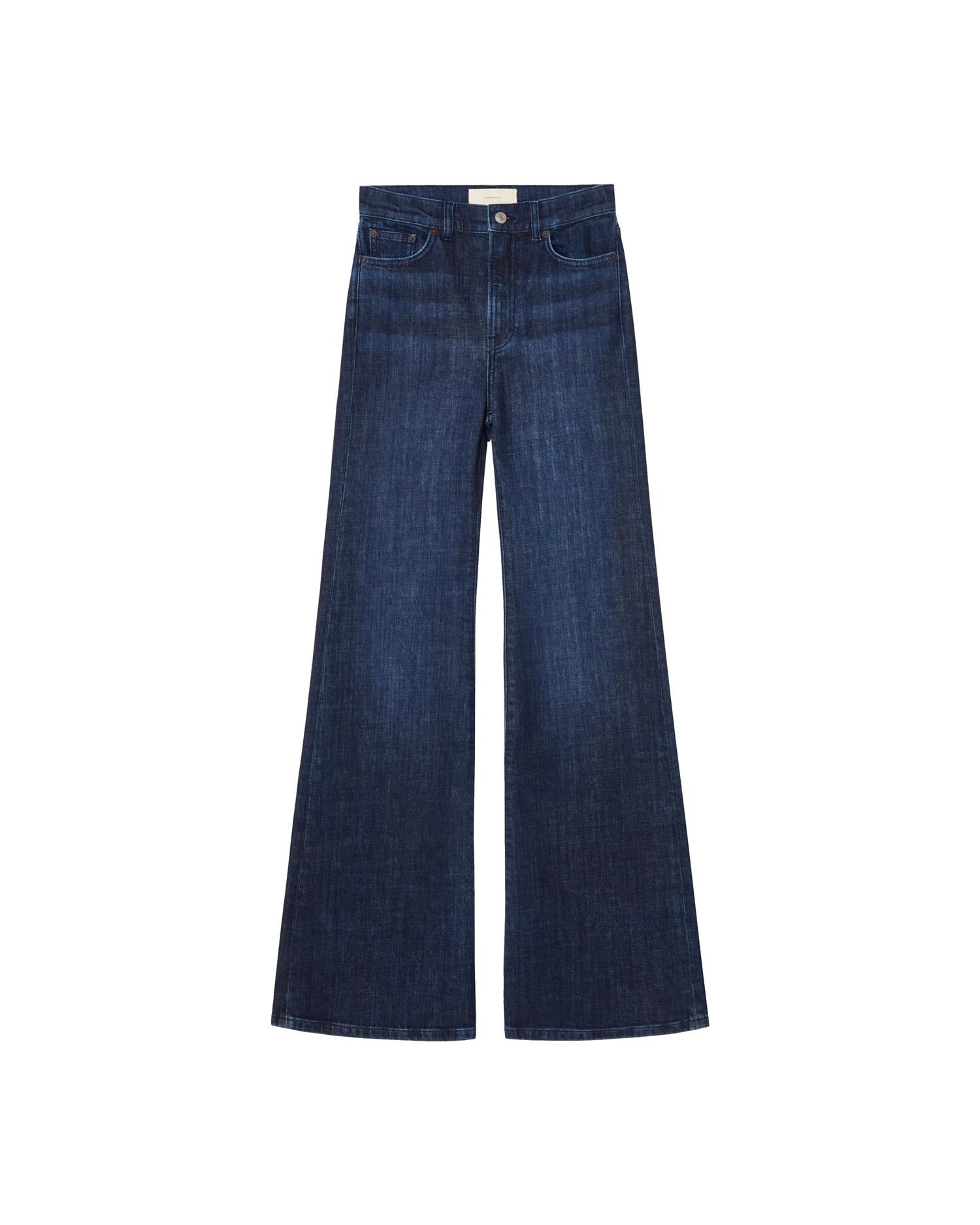 Blå Jeanerica Fuji denimjeans for menn, avslappet passform og klassisk design, vist på modell.