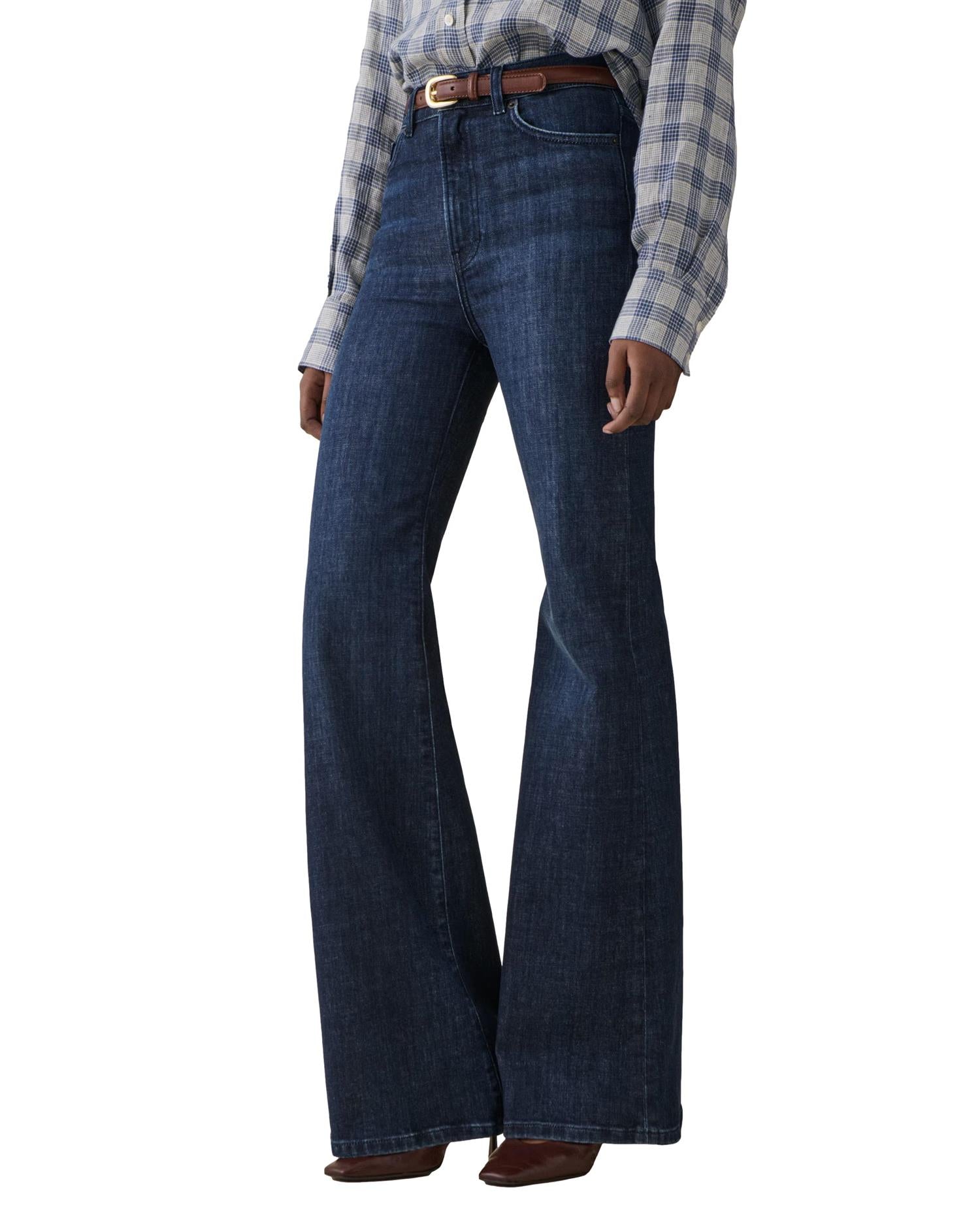 Jeanerica Fuji jeans i denim, viste på modell, med klassisk pasform og blå vask, perfekt for casual antrekk.