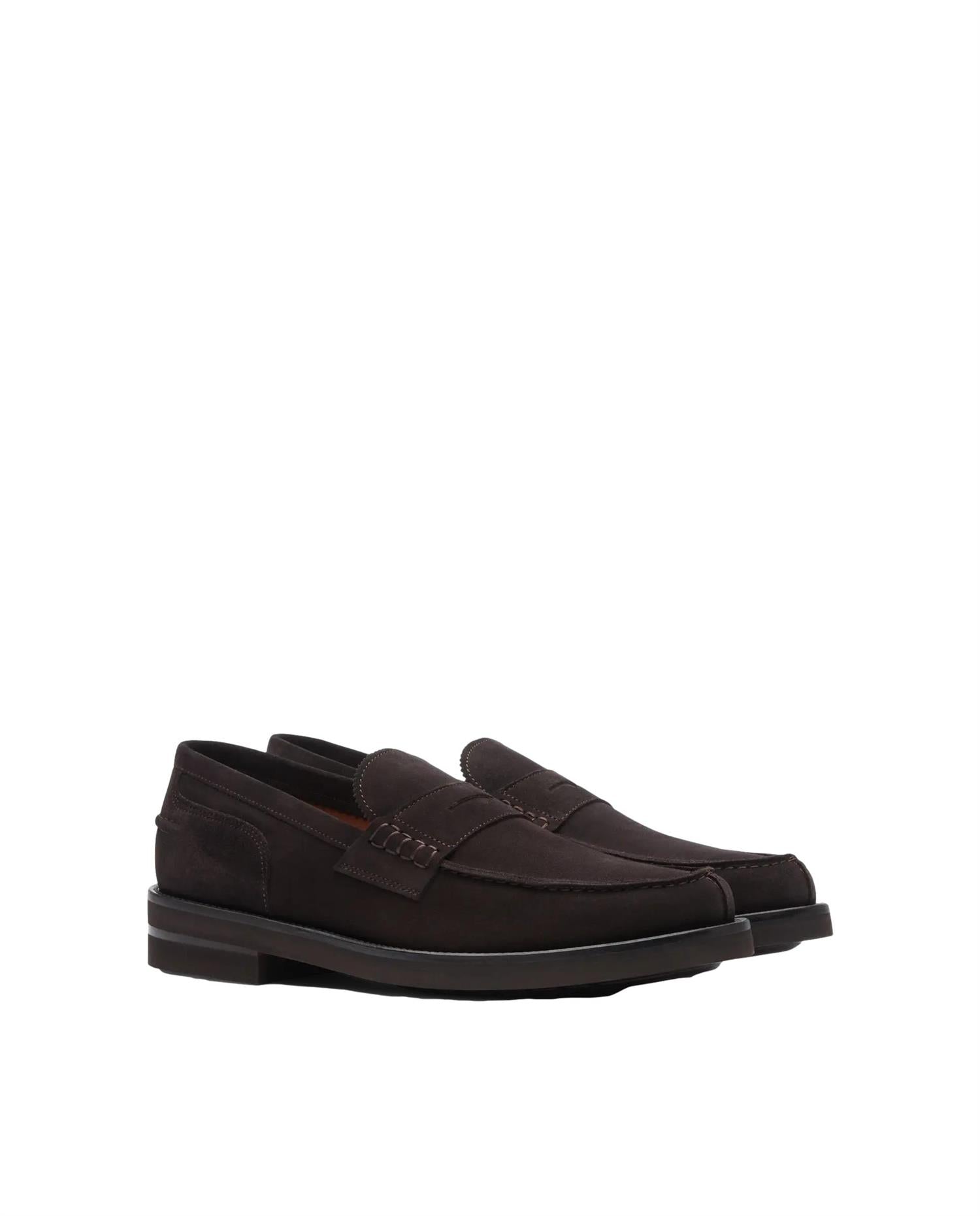 Lottusse Daytona Mocha suede kalveskinn båtsko i mørkebrun med hvite såler og klassisk design.