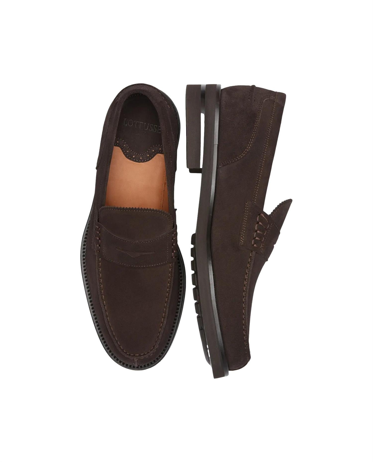 Lottusse Daytona Mocha suede kalveskinn båtsko i mørkebrun med lys såle og klassisk design.