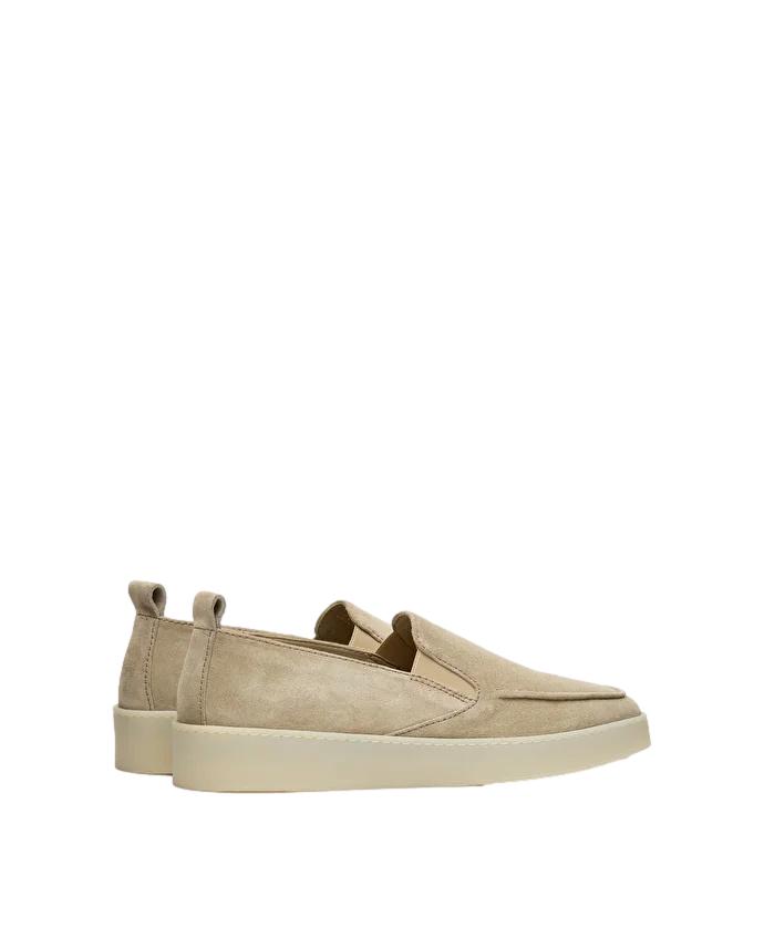 Lottusse Fornells beige skosko med mykt lær og klassisk design, vist på en flat overflate.