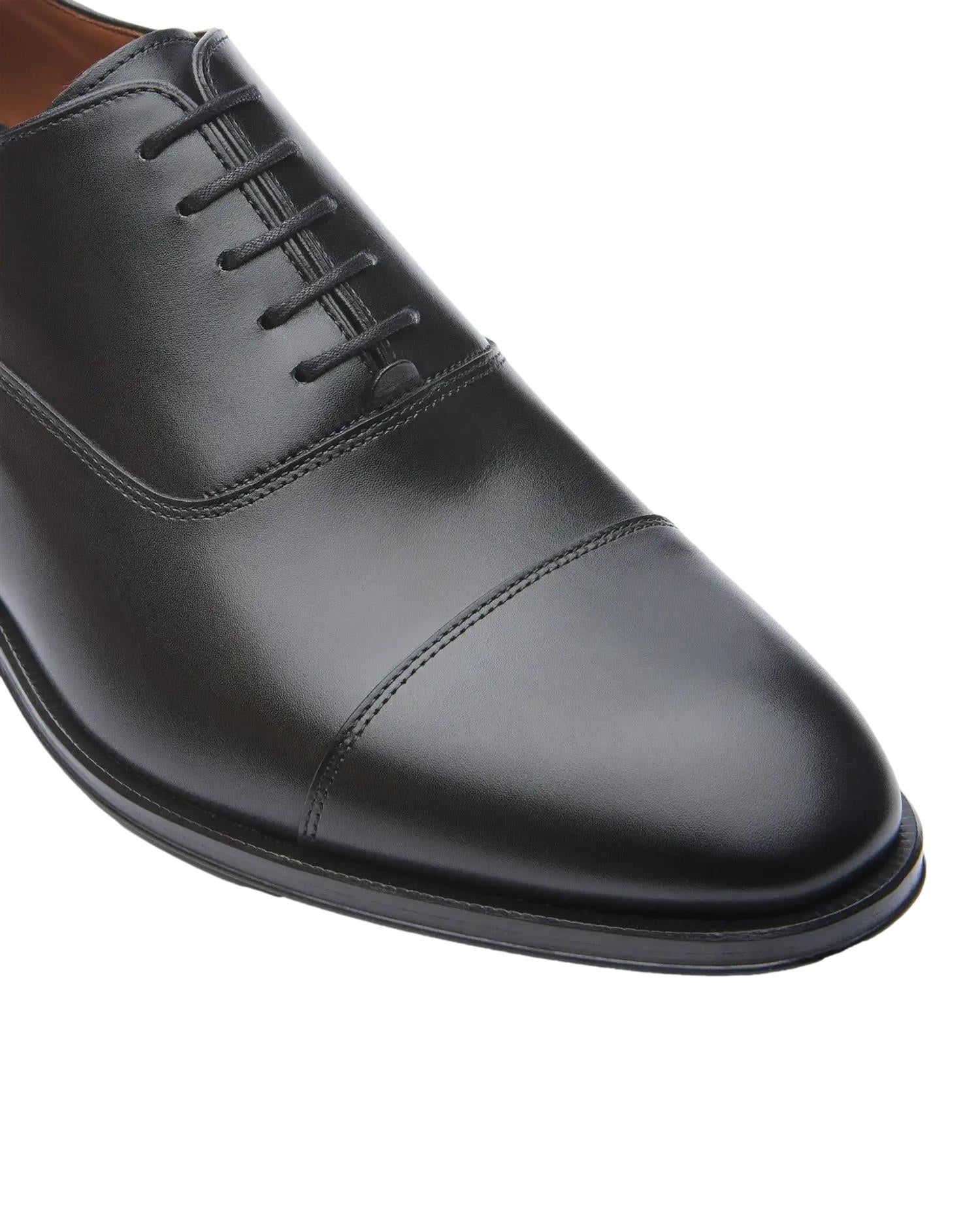 Lottusse Lenox sorte Oxford-sko i børstet kalveskinn, klassisk og elegant design for formelle antrekk.