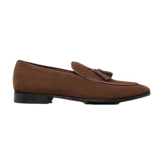 Mørkebrune Lottusse Verona sko med lærrem og klassisk design, vist på en modell.