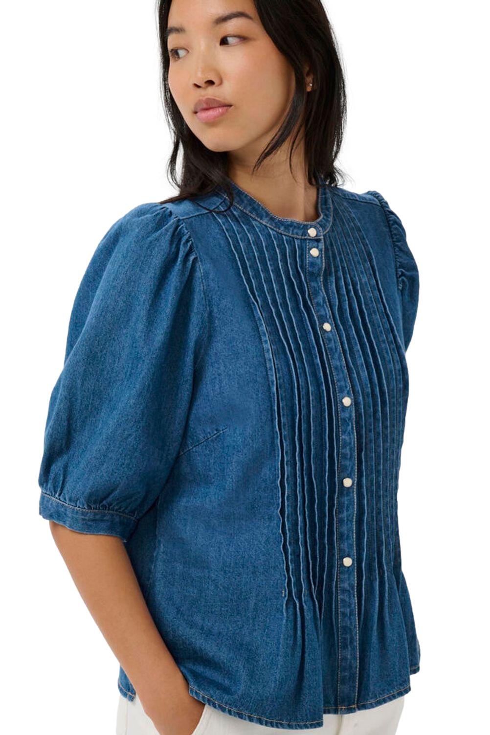 Liten denimbluse fra Part Two AlesiaPW, kort erme, myk stoff og klassisk design, vist på modell.