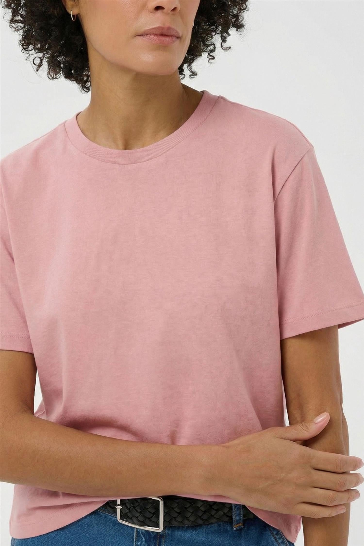 Part Two Annepw Ts T-skjorte i cameo rosa, komfortabel bomulls-T-skjorte med logo fra Part Two, vist på modell.