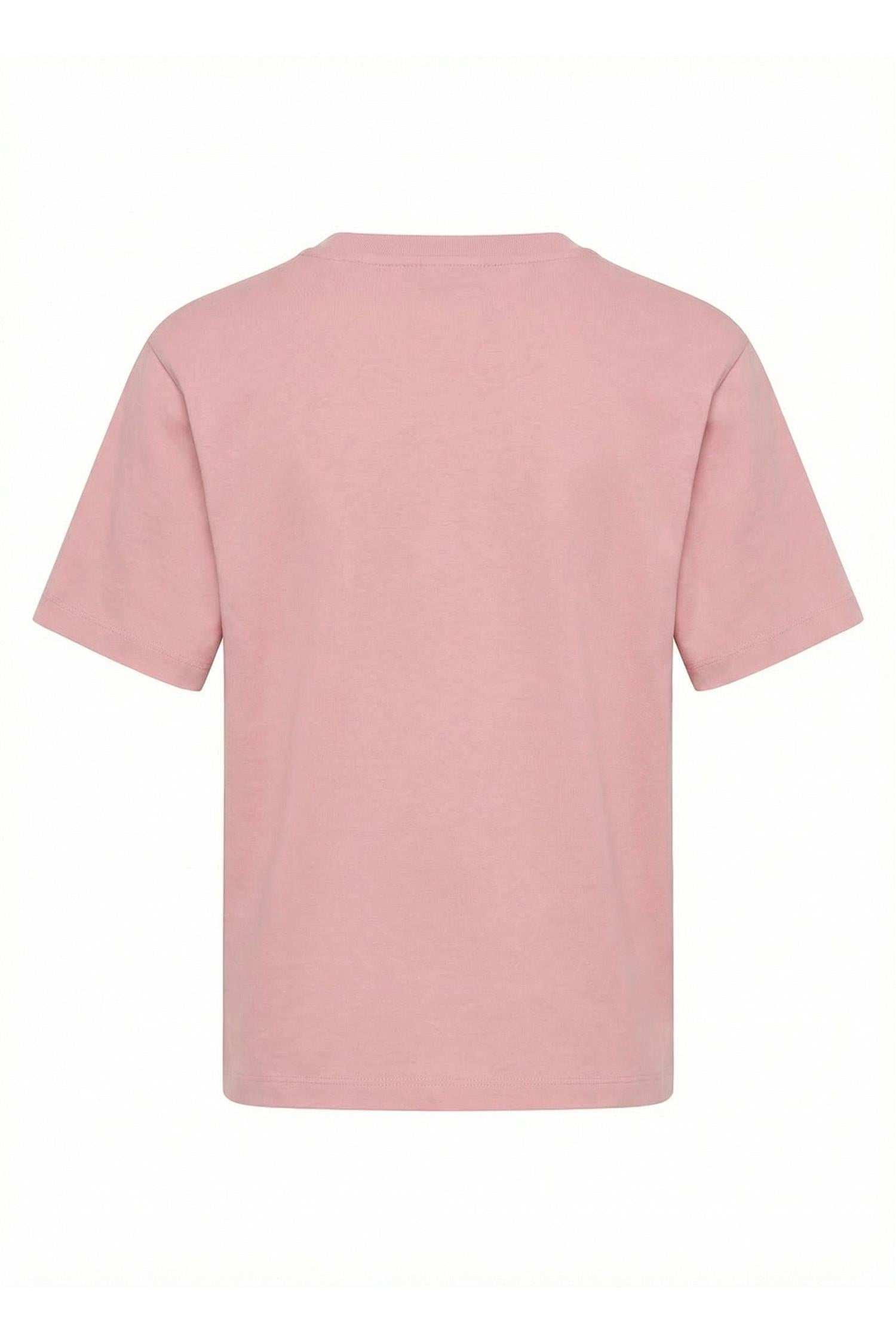Lys rosa Part Two Annepw Ts T-skjorte med enkel design, vist på en modell foran hvit bakgrunn