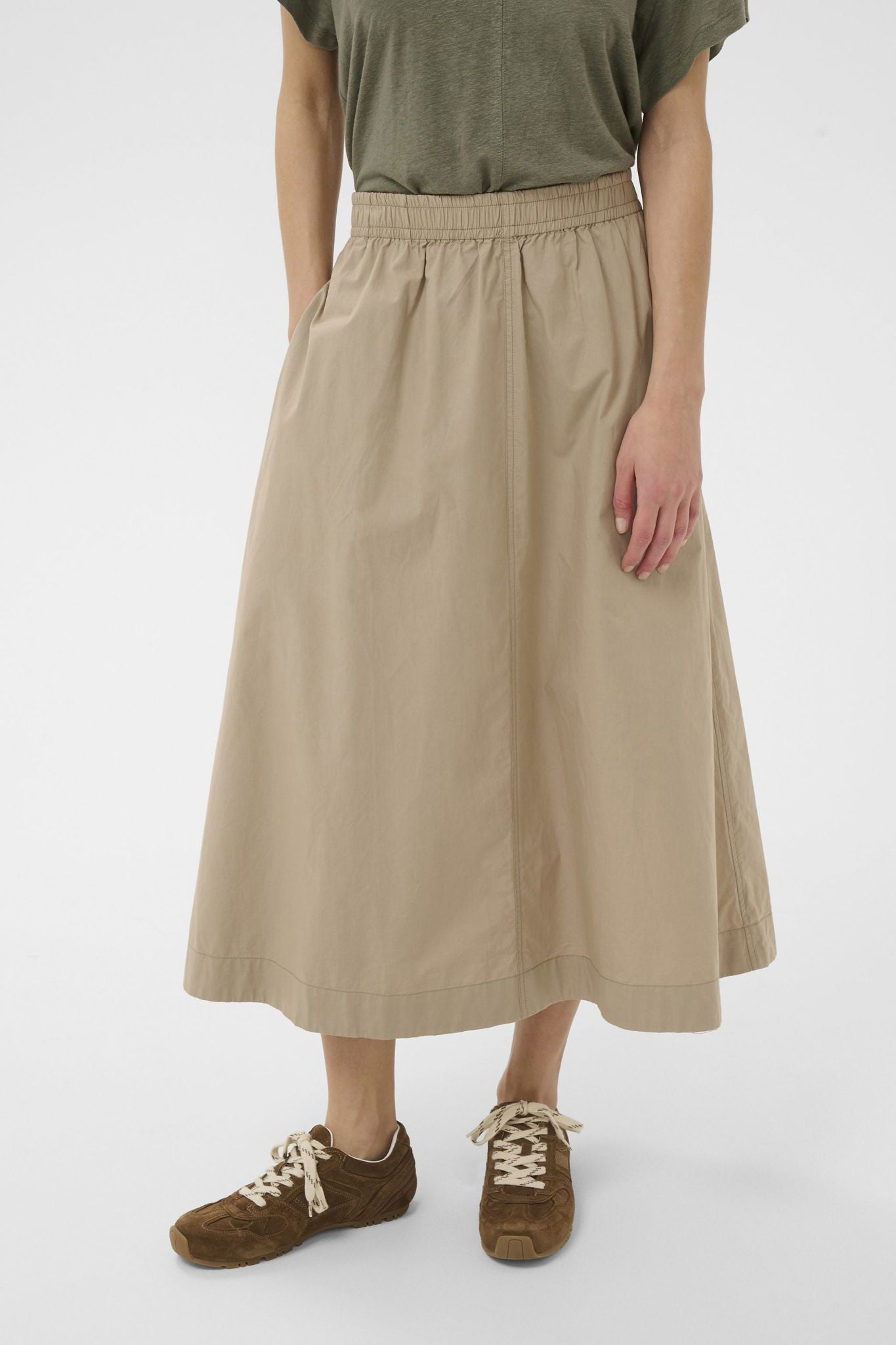 Part Two Asminapw Sk skjørt i sølvmink, mykt og elegant, vist på modell med detaljrikt design og glansfull overflate.