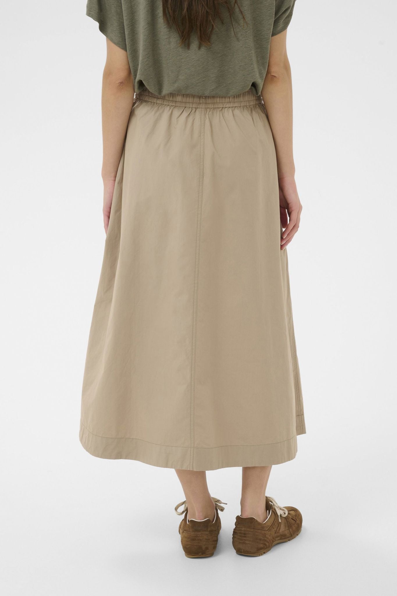 Part Two Asminapw Sk skjørt i sølv mink, elegant og mykt materiale, vist på modellen.