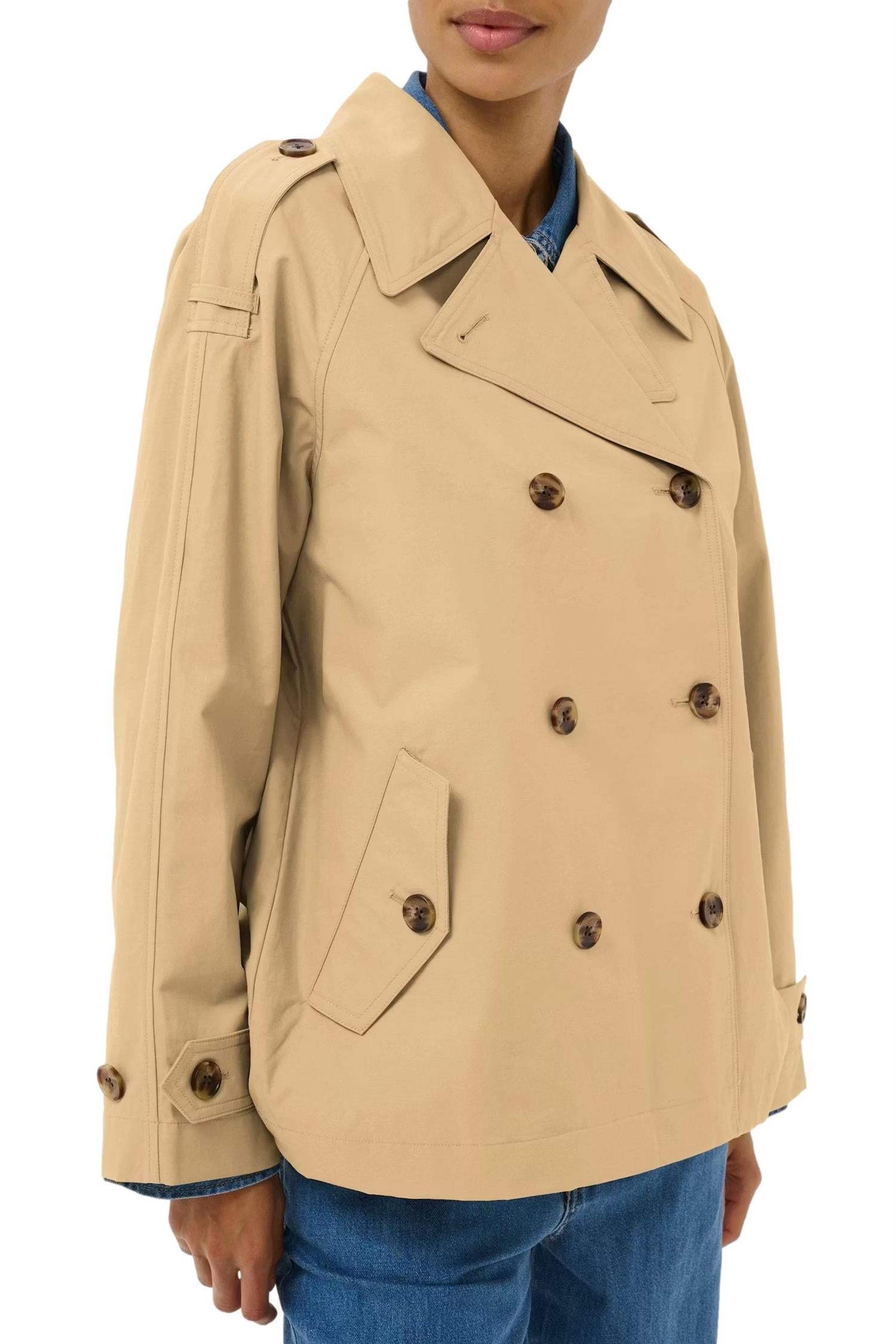 Beige Part Two Yuna PW OTW jakke vist fra siden med lukking og detaljer. Komfortabel og stilfull ytterjakke i trendy design.