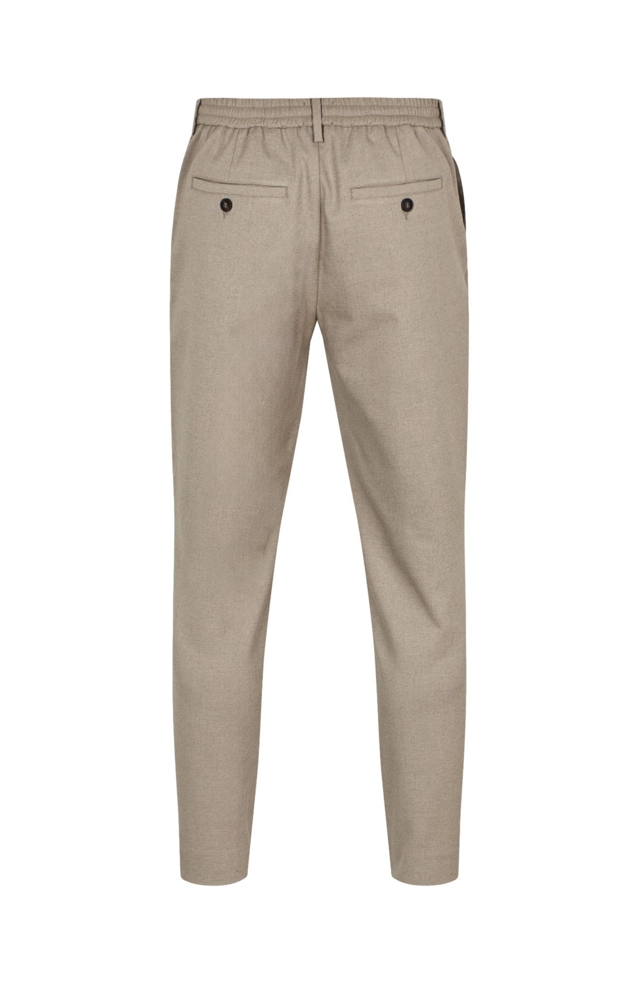 Sandfarget Plain Units TheoPL 438 bukse sett på modell, komfortabel og stilren casual bukse i bomull.