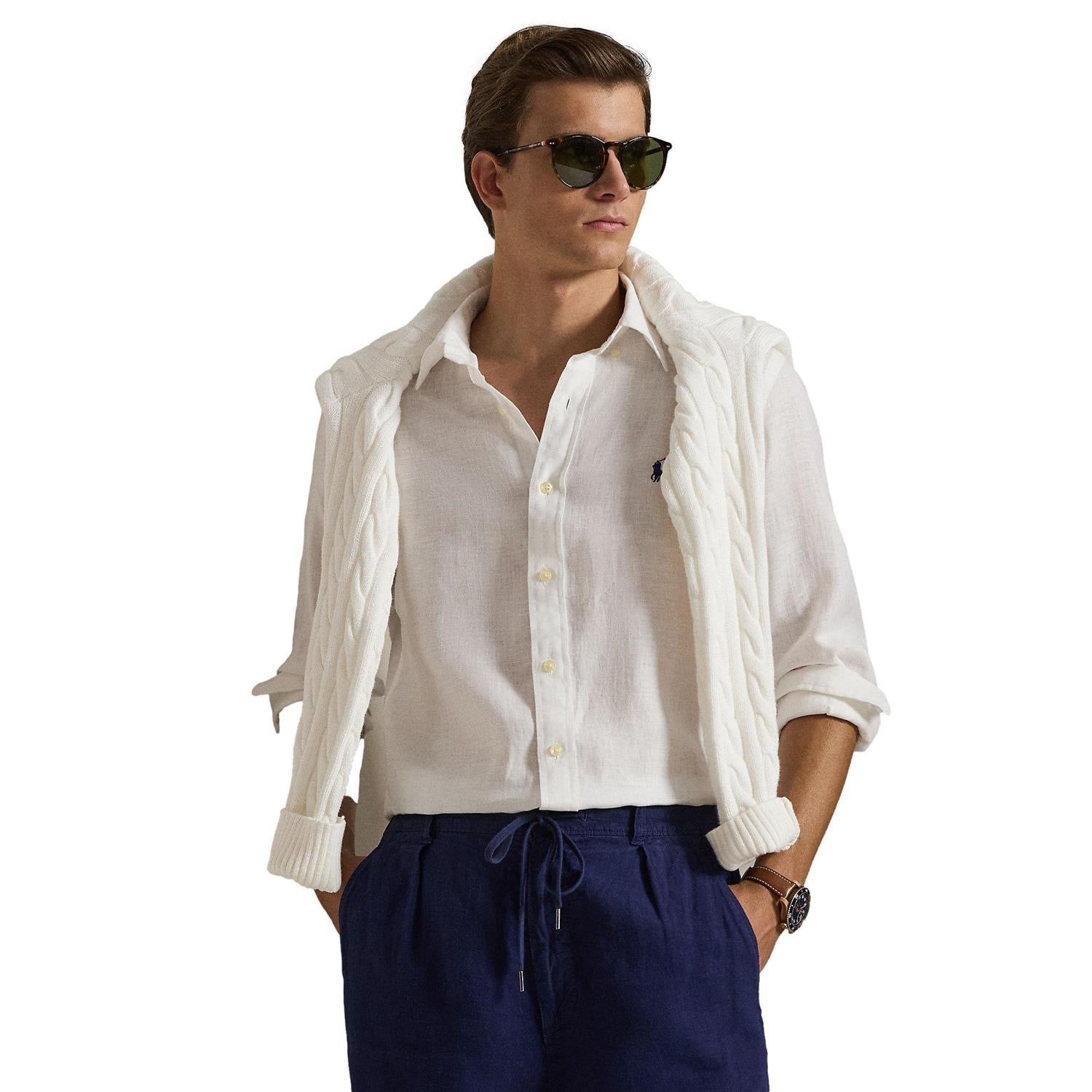 Hvit lin-skjorte fra Polo Ralph Lauren i slim passform, vises på modell med krage og knapper foran.
