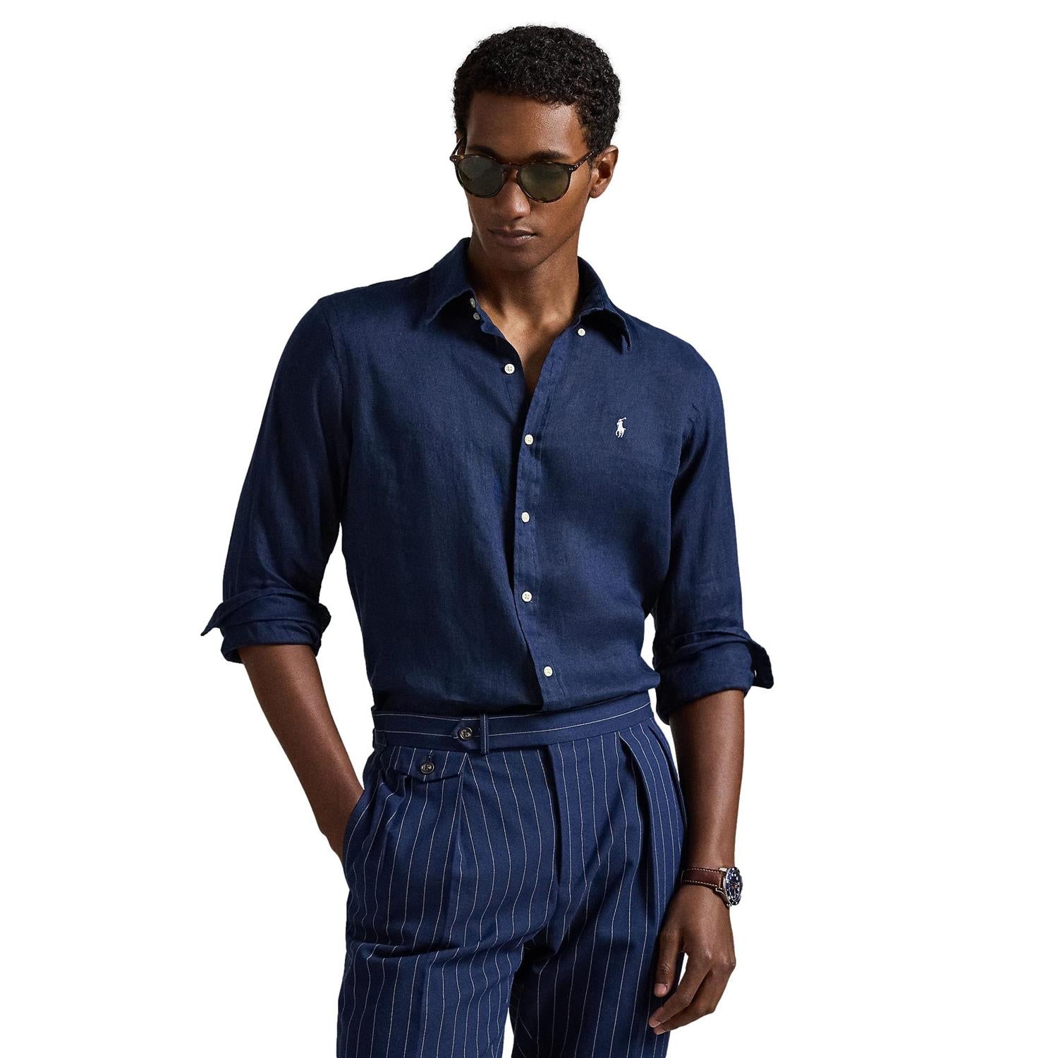 Marineblå Polo Ralph Lauren lin shirt med tilpasset passform og lett linmateriale, vist med knappestolpe og krage.
