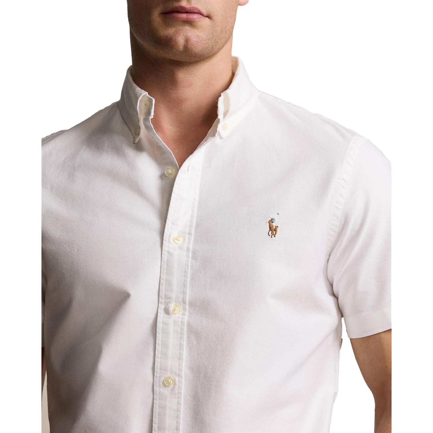 Hvit Polo Ralph Lauren Custom Fit Oxford-skjorte vist med krage og knapper, klassisk og elegant for menn.