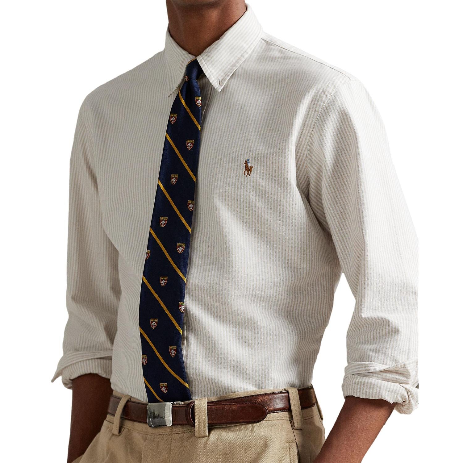 Lys-beige Polo Ralph Lauren skjorte i oxford-stil med striper, tilpasset passform, vist på modell.
