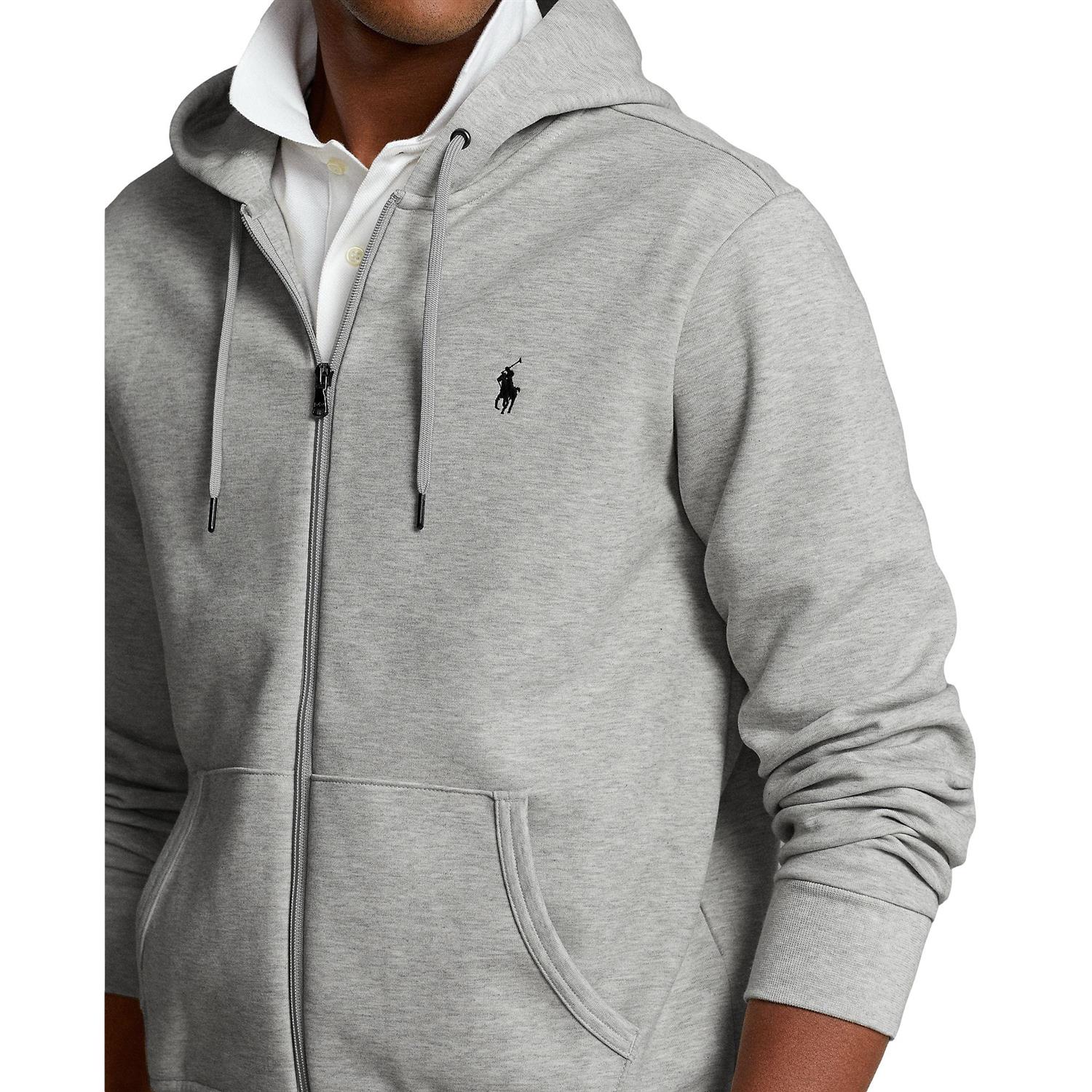 Grå Polo Ralph Lauren doblestrikk hoodie med glidelås og hette, vist på en modell.