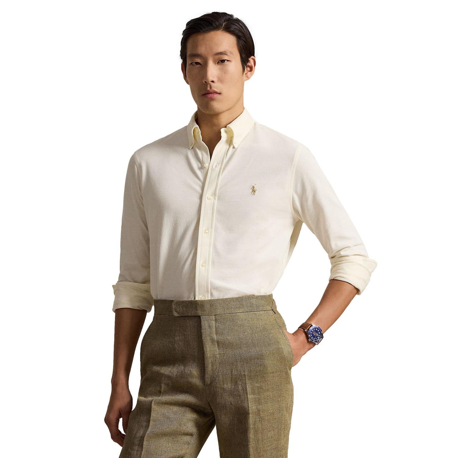 Lys kremfarget Polo Ralph Lauren Featherweight Mesh skjorte med pustende meshstoff og klassisk skjortedesign.