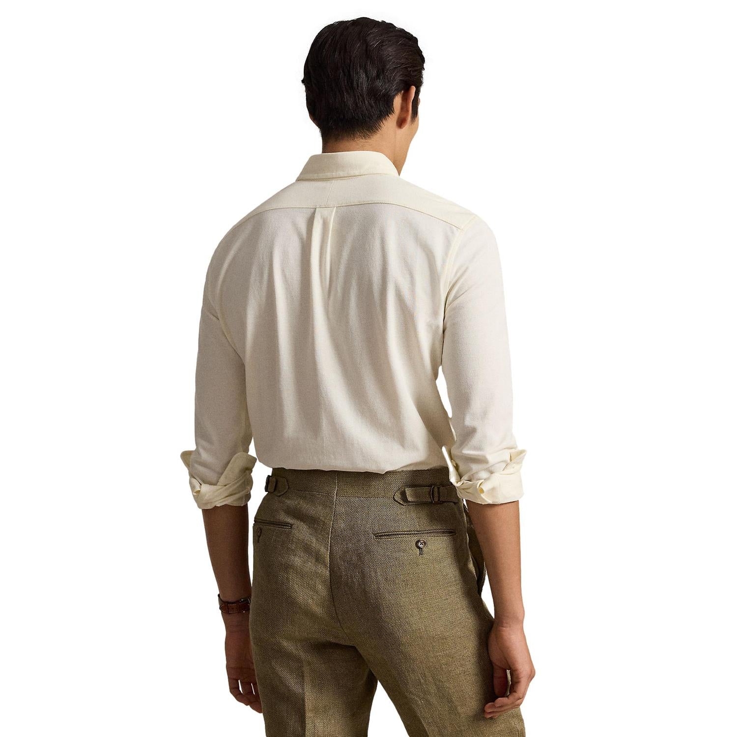 Lys kremfarget Polo Ralph Lauren Featherweight Mesh Skjorte i lett nettingmaterial, nærbilde av skjortens tekstur og design.