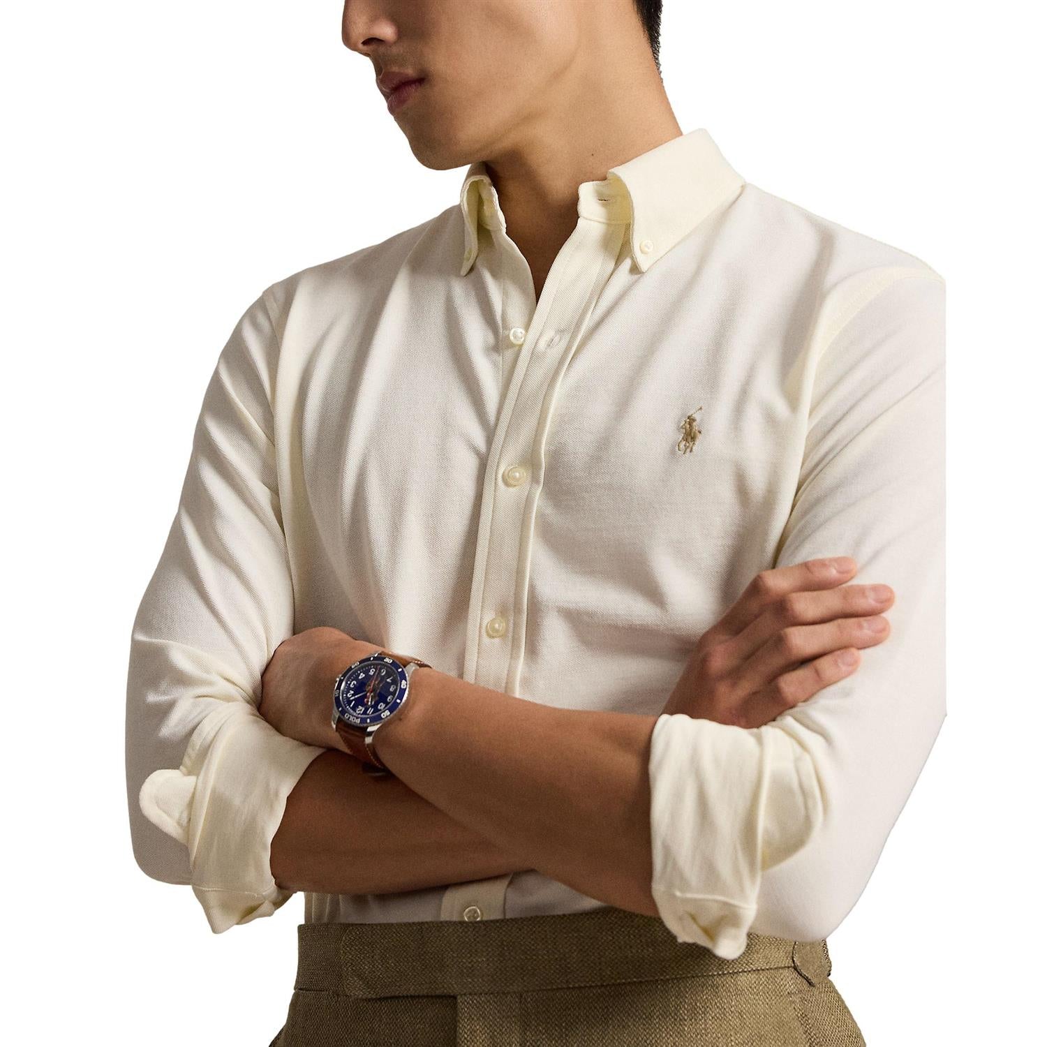 Lett, kremfarget polo Ralph Lauren mesh skjorte med klassisk krage og knappestolpe, perfekt for sommerbruk.