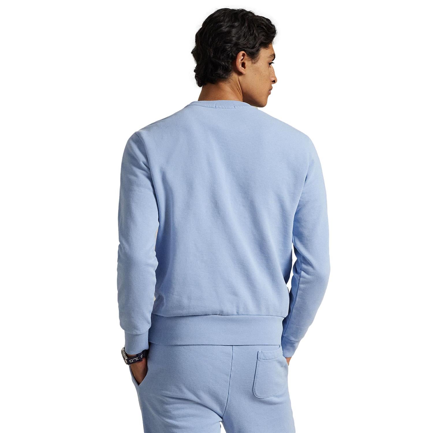 Blå langermet sweatshirt fra Polo Ralph Lauren med rund hals og logo, vist på en modell.