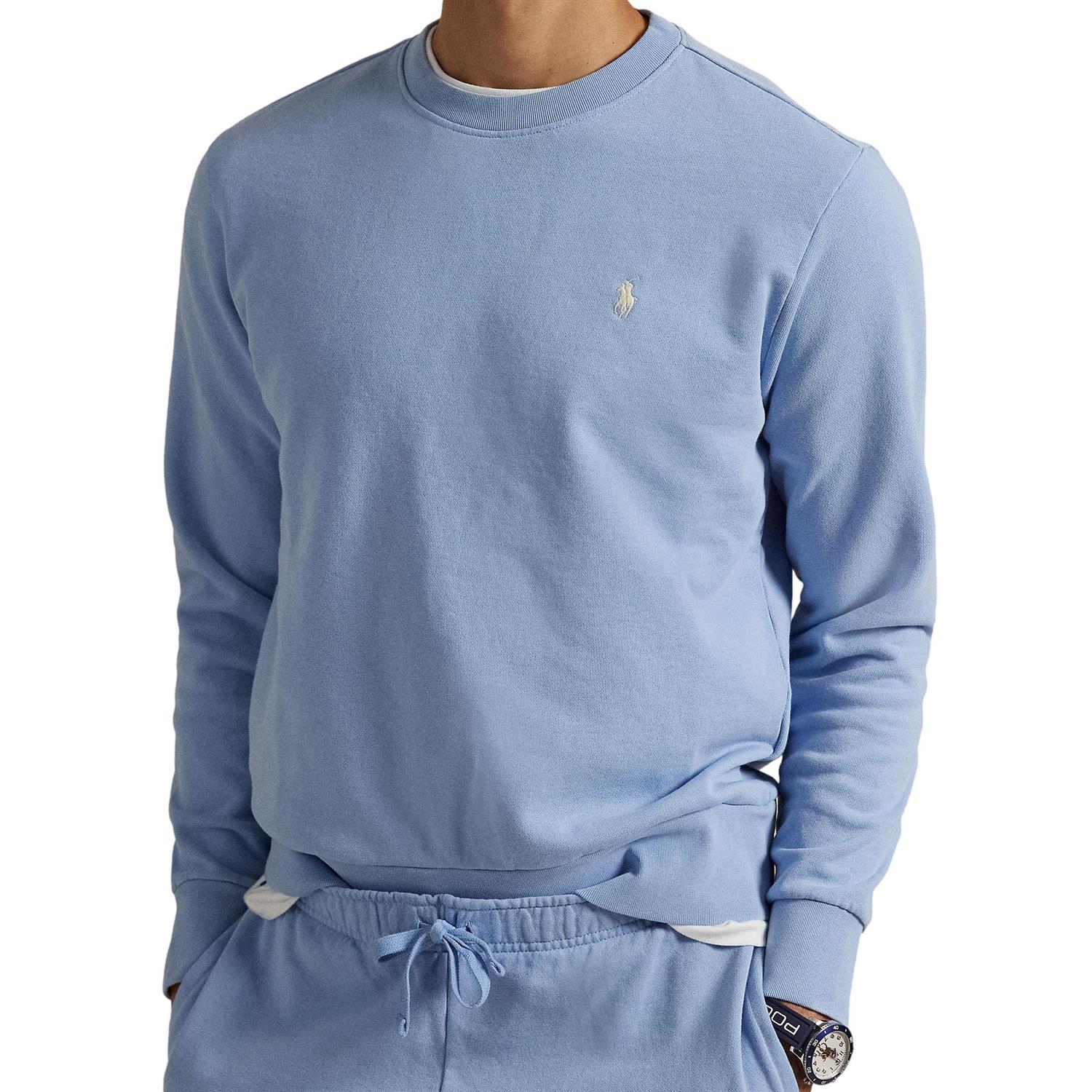 Blå langermet sweatshirt fra Polo Ralph Lauren med logo på brystet, vist på modell. Komfortabel og stilren genser.