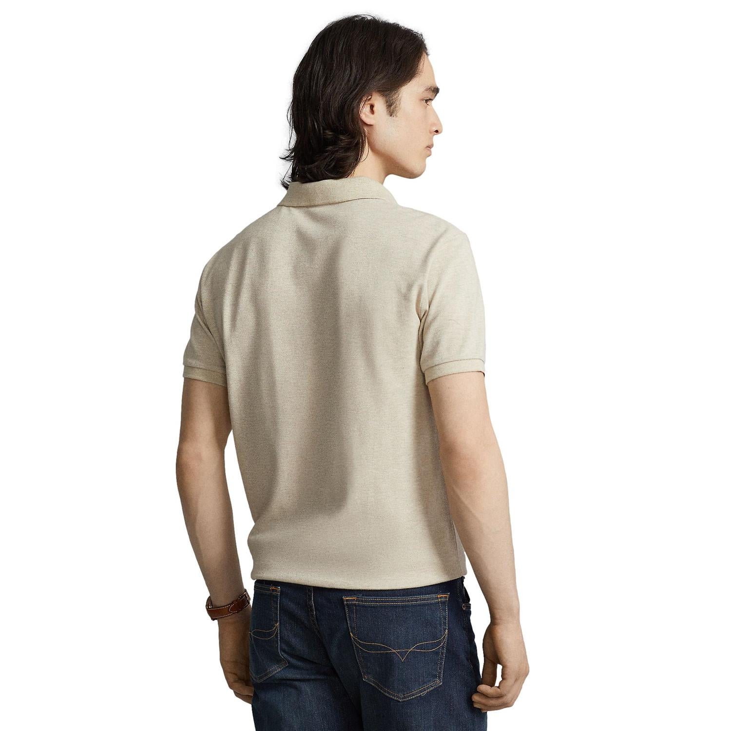 Beige Polo Ralph Lauren mesh slim fit polo T-skjorte med klassisk krage og knappestolpe, fremstilt av lett, pustende stoff.