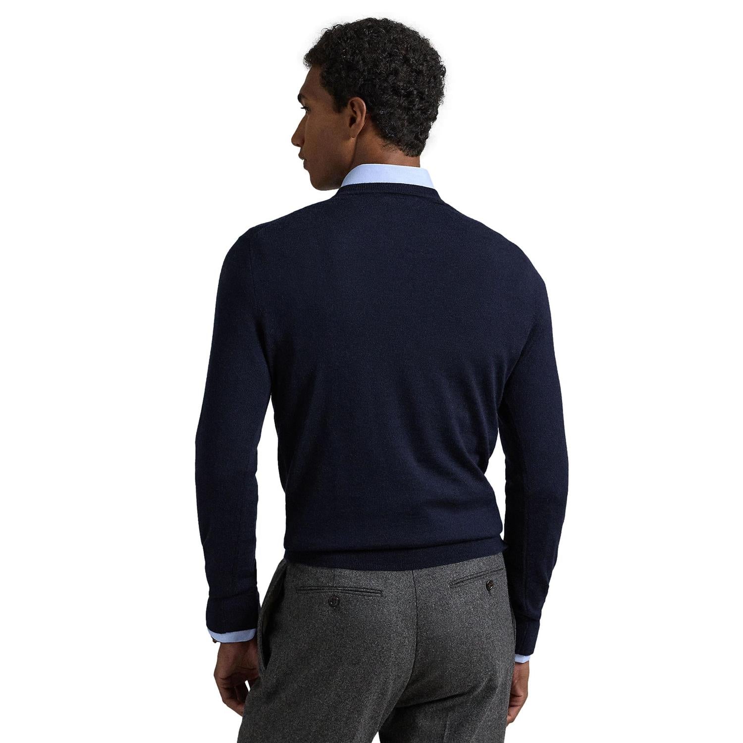 Marine blå Polo Ralph Lauren genser i ull med slim fit og rund hals, vaskbar og komfortabel.