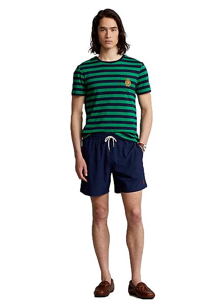 Marine blå Polo Ralph Lauren Traveler Mid Trunk badeshorts med lomme og elastisk midje, utendørs.