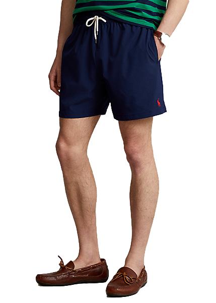 Marine blå Polo Ralph Lauren Traveler Mid Trunk badshorts, strikk i midjen og vanntett stoff, vist fra front.