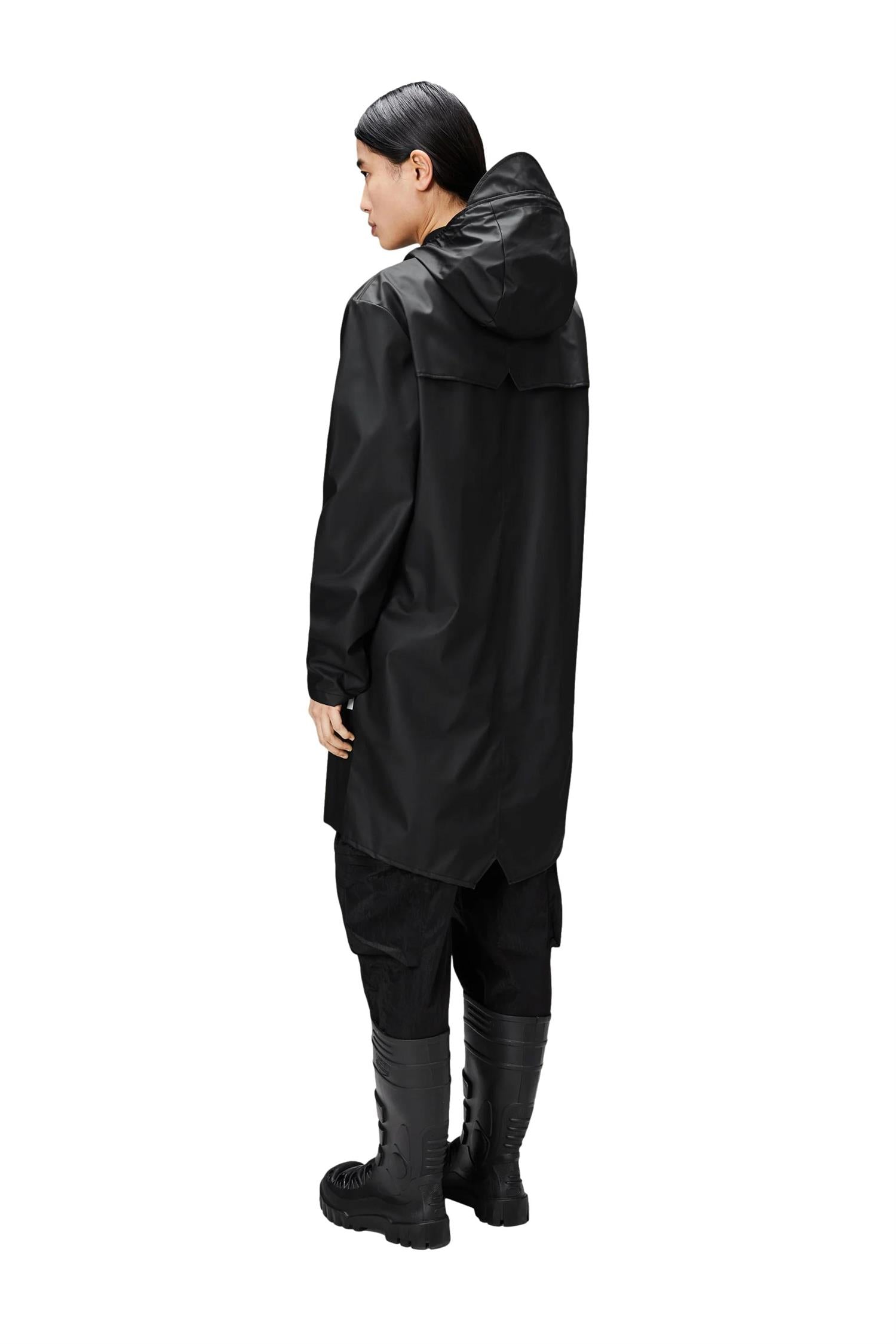 Sort Rains lang jakke for kvinner, vannavstøtende og stilfull, vist på modell.