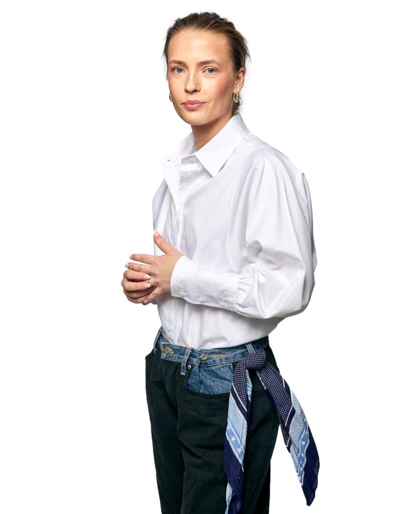 Hvit REBELOUP Anne skjorte med knappestolpe og klassisk krage, vist på en modell.
