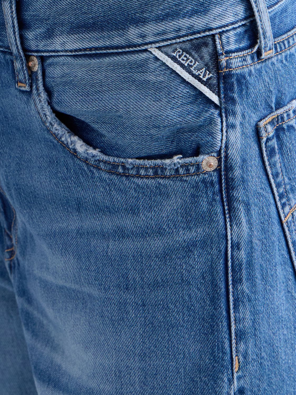 Replay Becka flared bootcut jeans i denim, vises med høy midje og klassisk blå farge, modell foran en lys bakgrunn